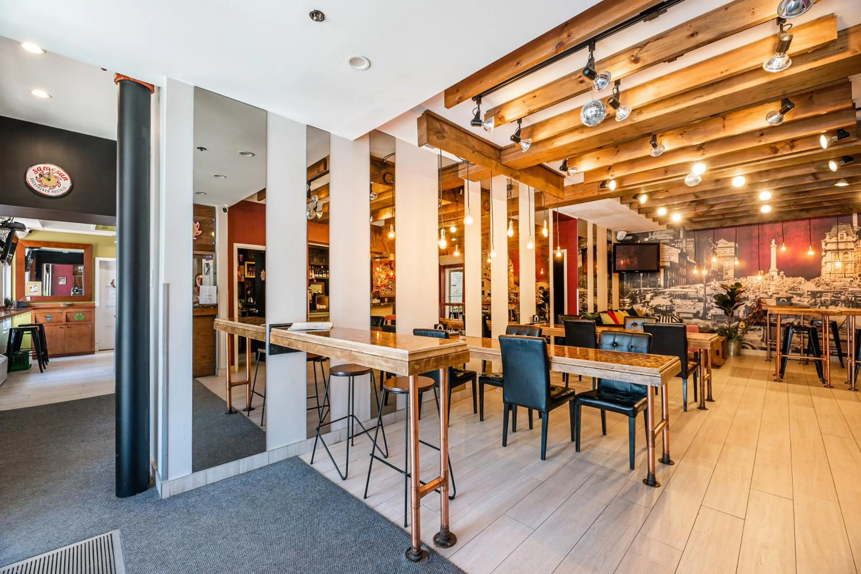 Lounge or bar in Samesun Montreal Hotel & Hostel