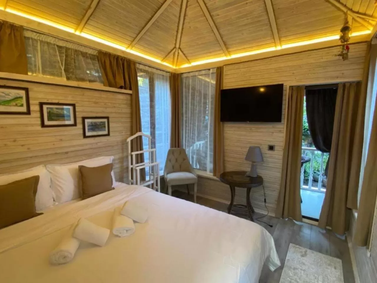 TV and multimedia, Bed in Kausar Hotel