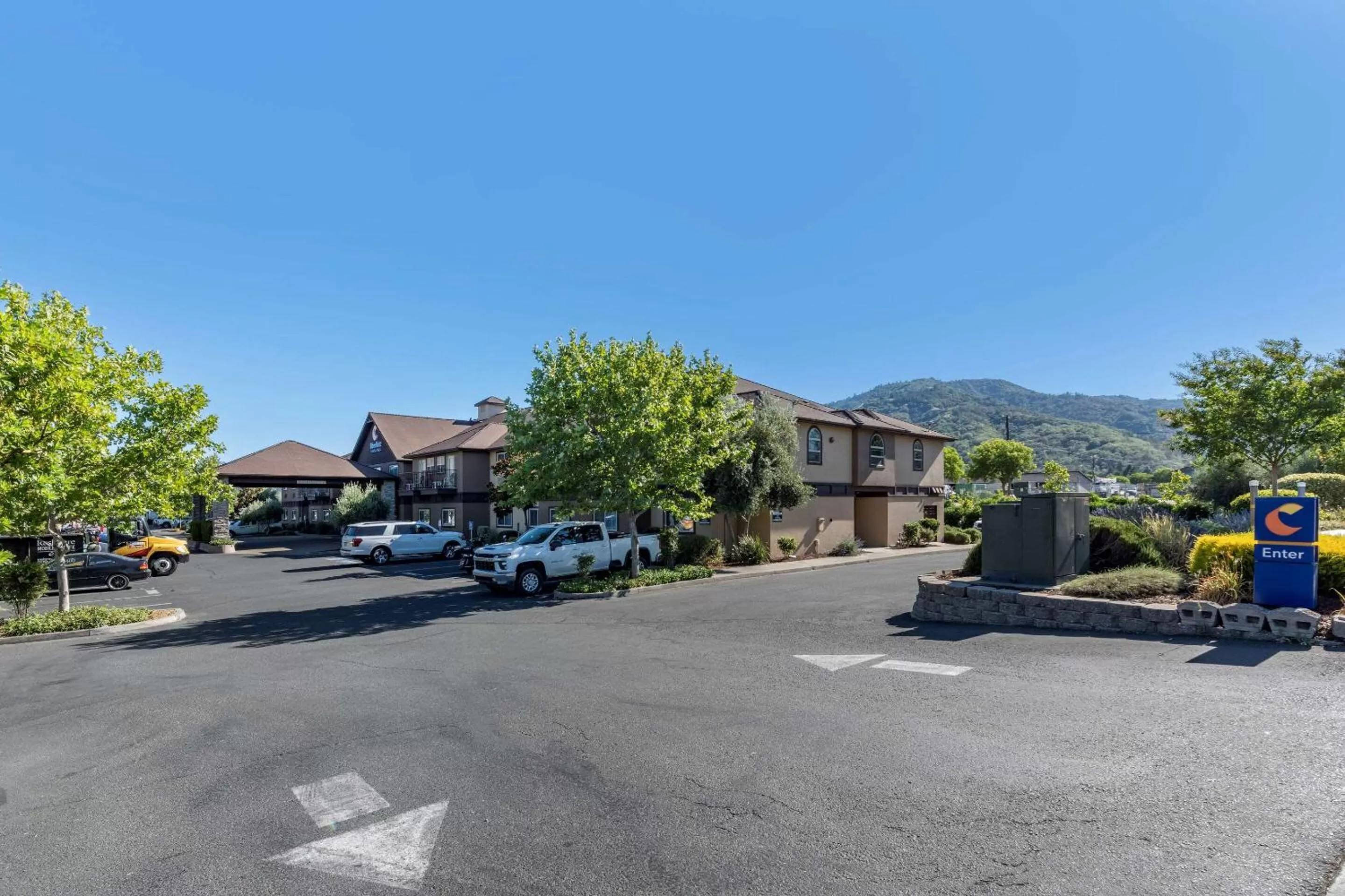 Property building in Comfort Inn & Suites Ukiah Mendocino County