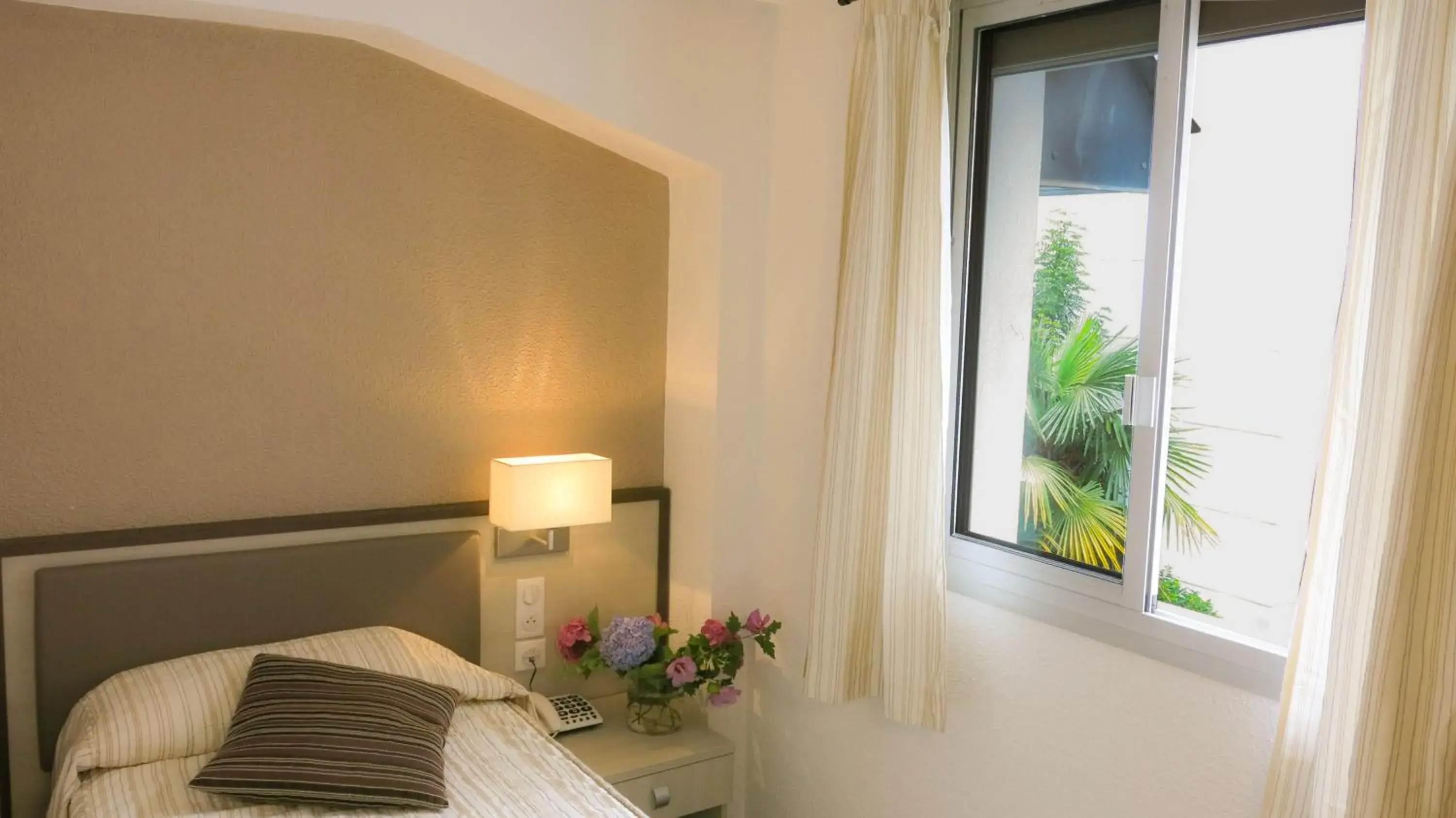 Single Room in Hôtel La Source Single Room in Hôtel La Source