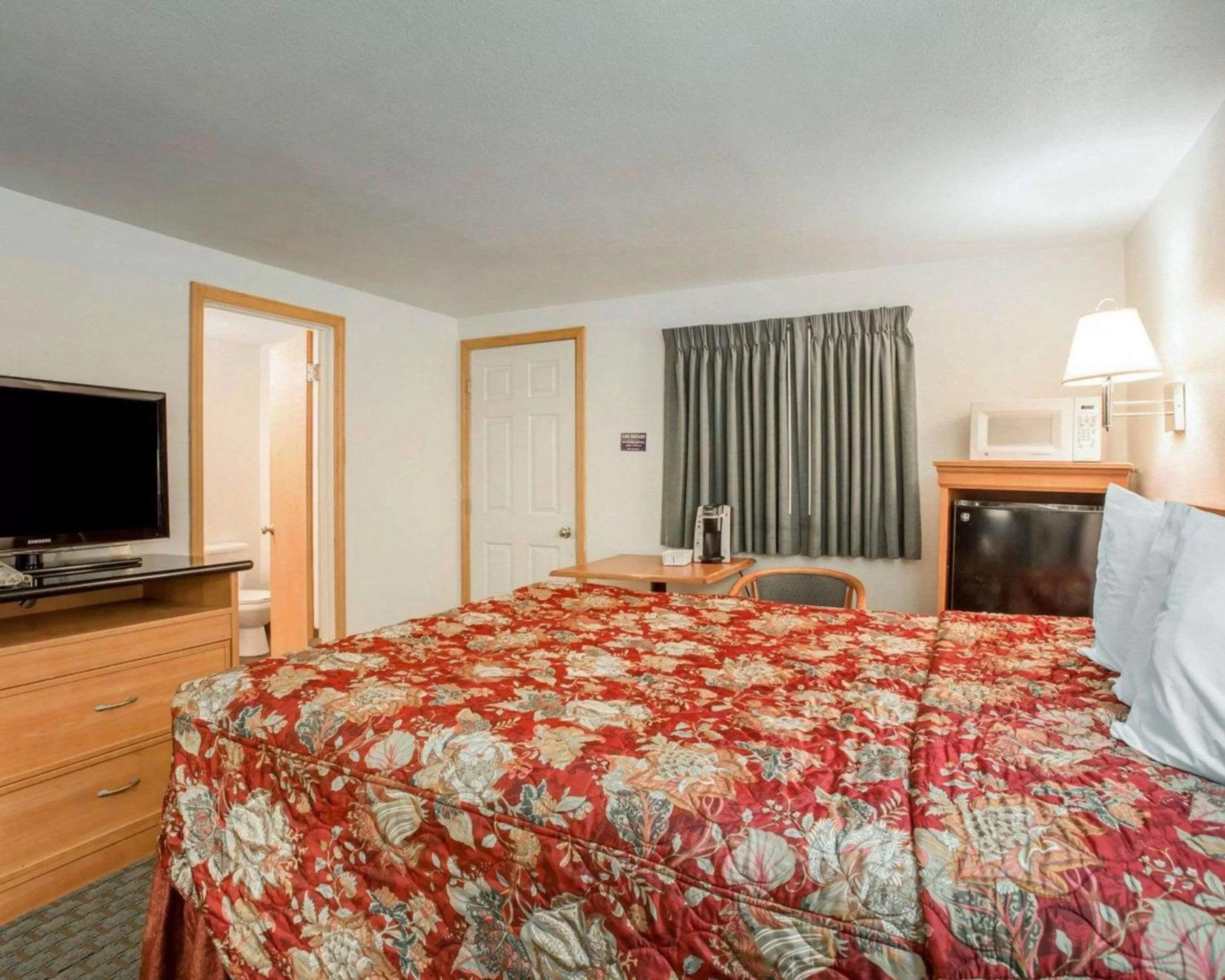 Photo of the whole room, Bed in Rodeway Inn Newport