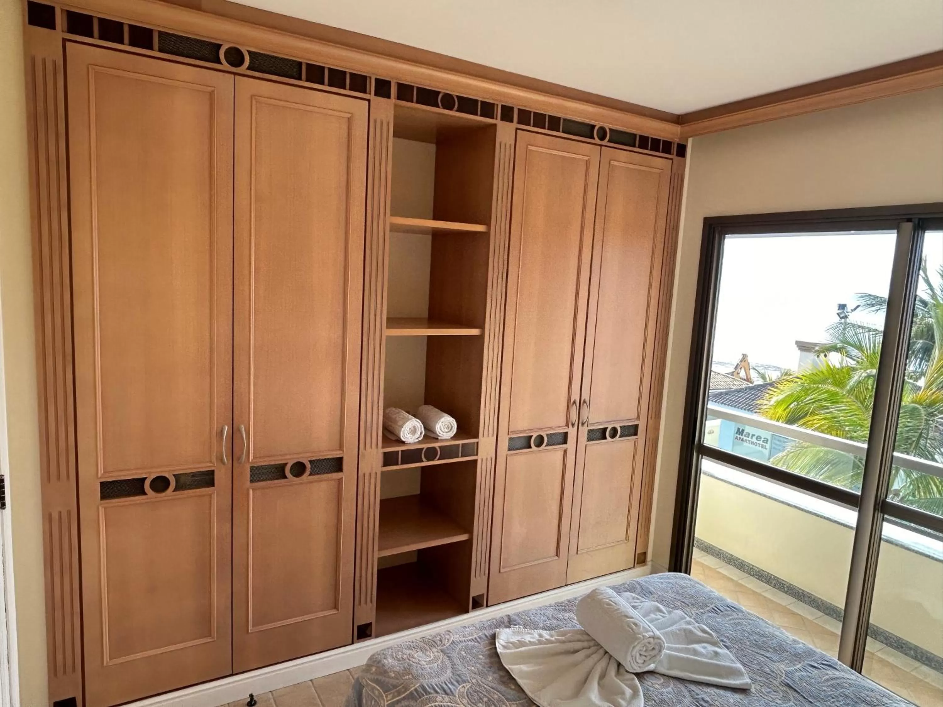 wardrobe in Golfinhos Apart Hotel