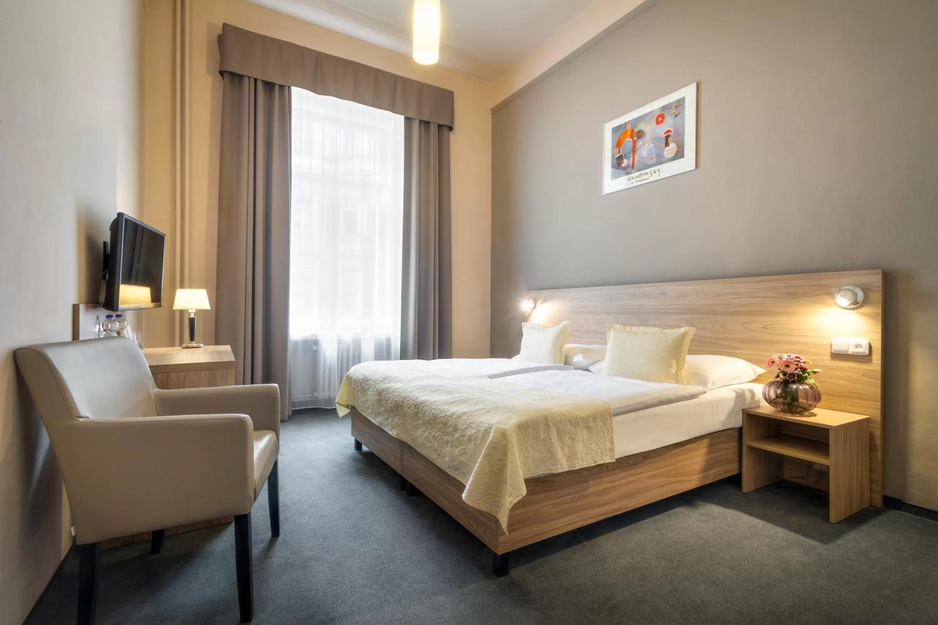 Photo of the whole room, Bed in Atlantic Hotel