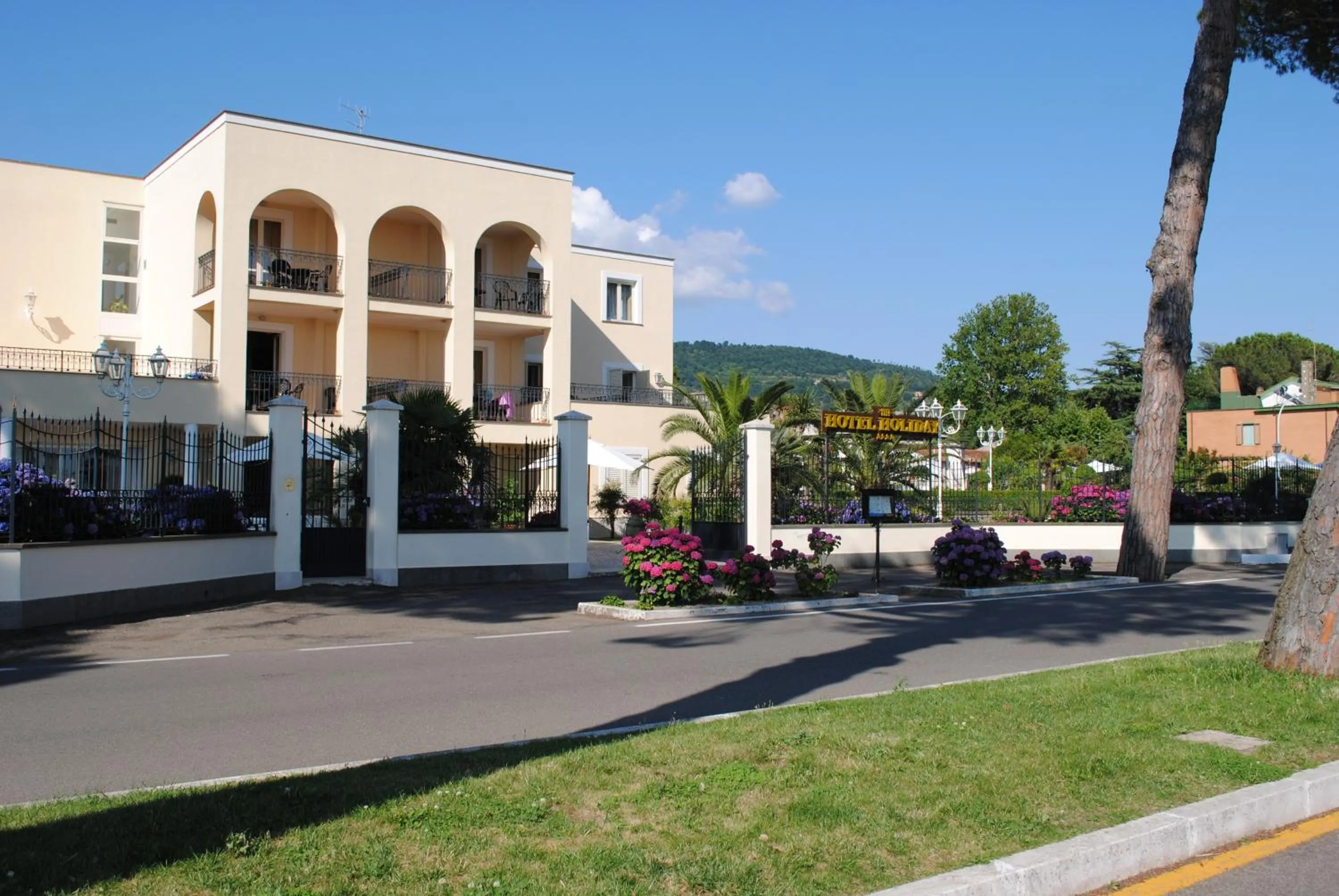 Property building in Hotel Holiday Sul Lago