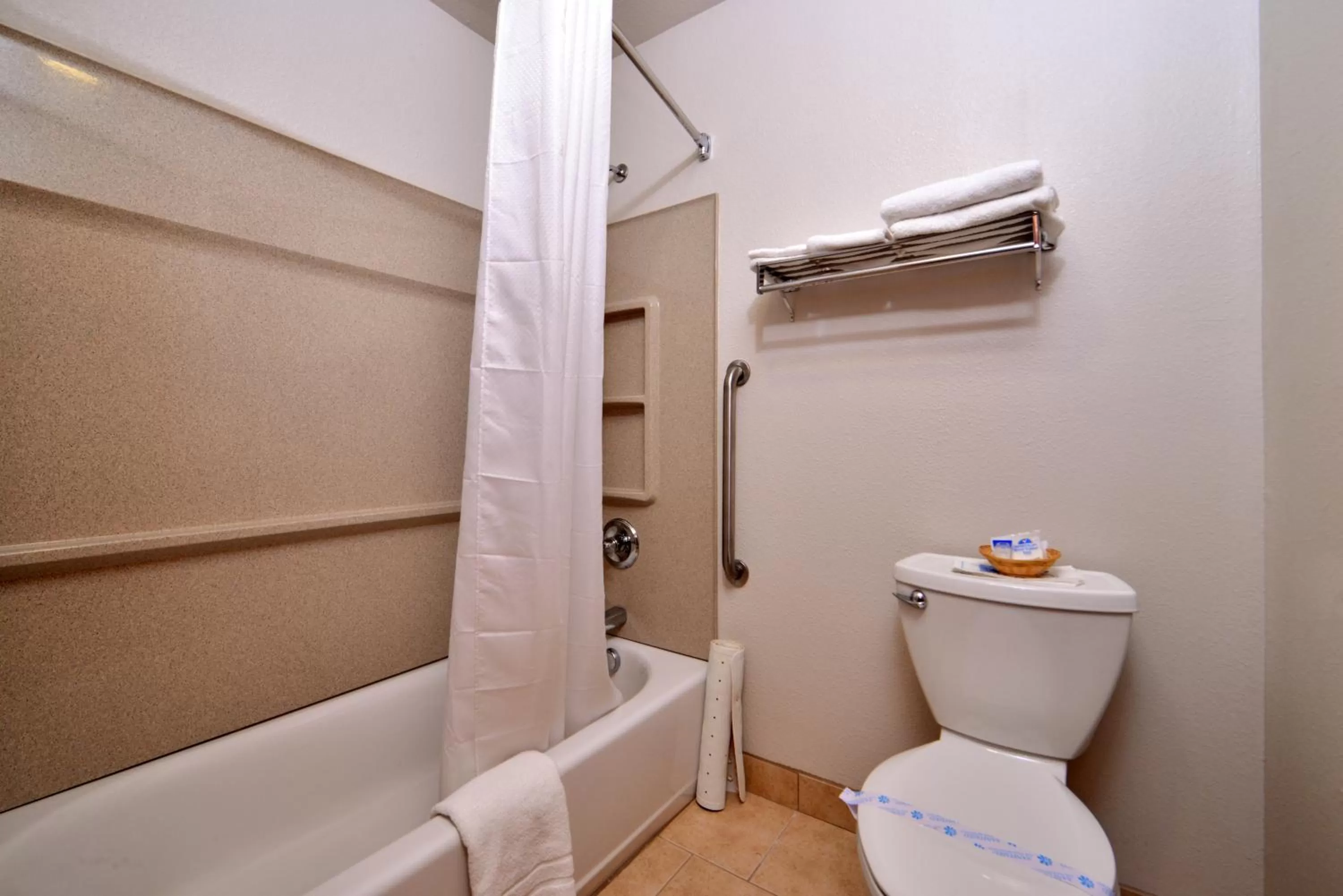 Toilet in Americas Best Value Inn Burns