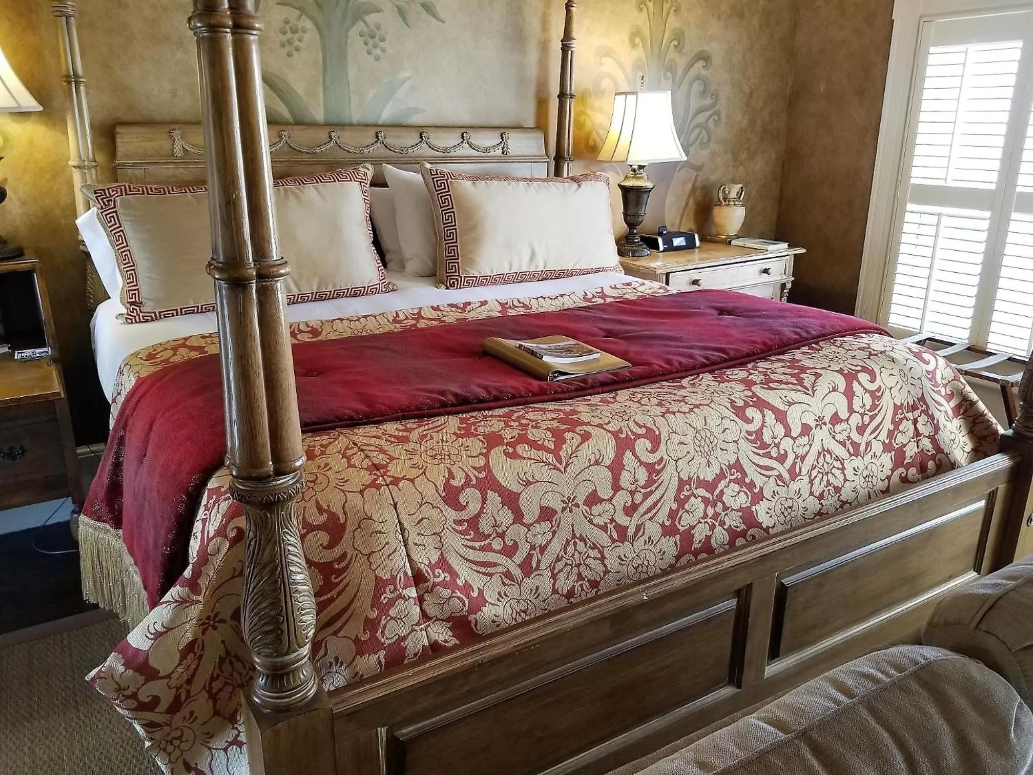Bed in Ballastone Inn