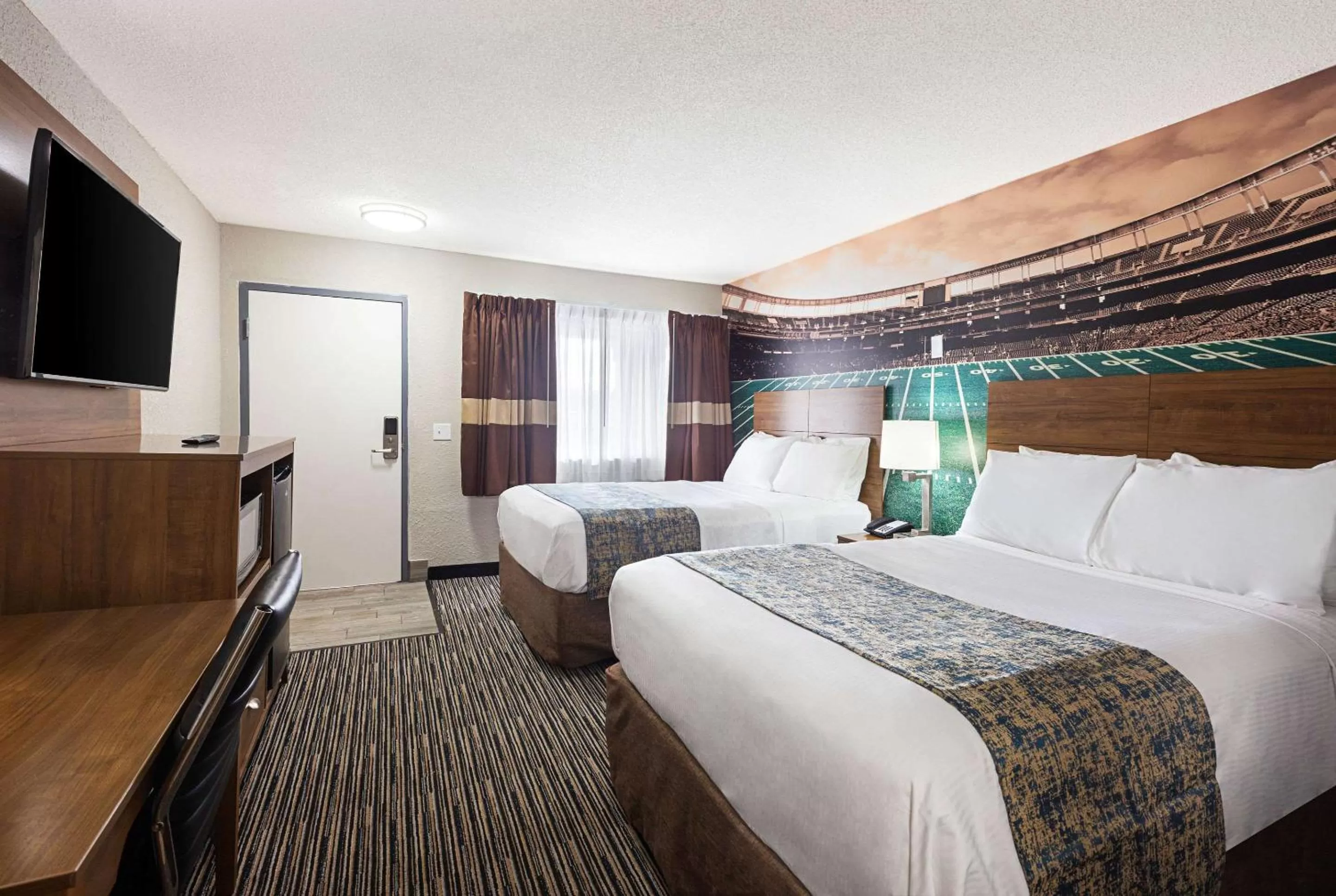 Photo of the whole room, Bed in Clarion Pointe East Lansing University Area