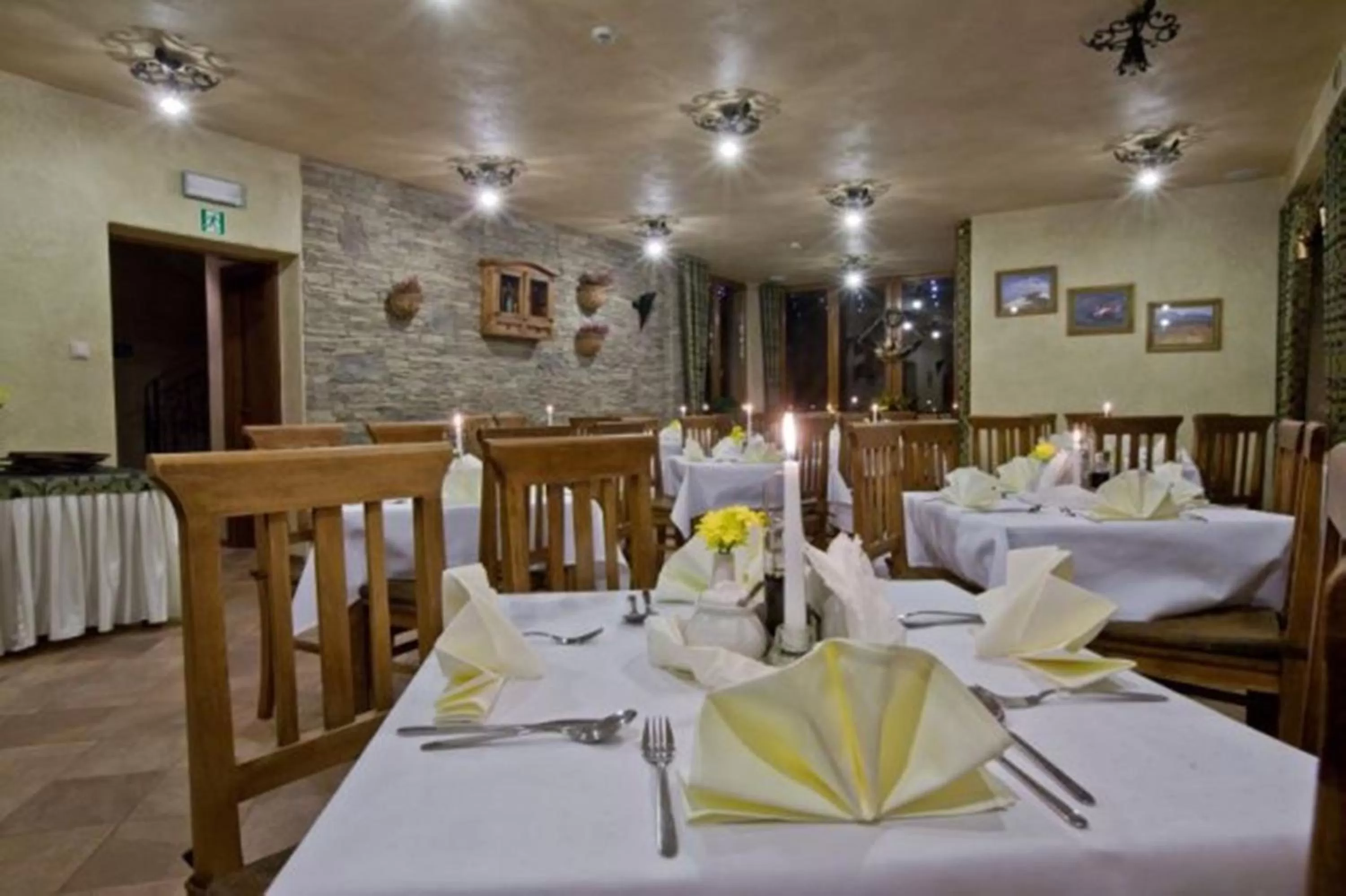 Restaurant/places to eat in Hotel Dwór Karolówka