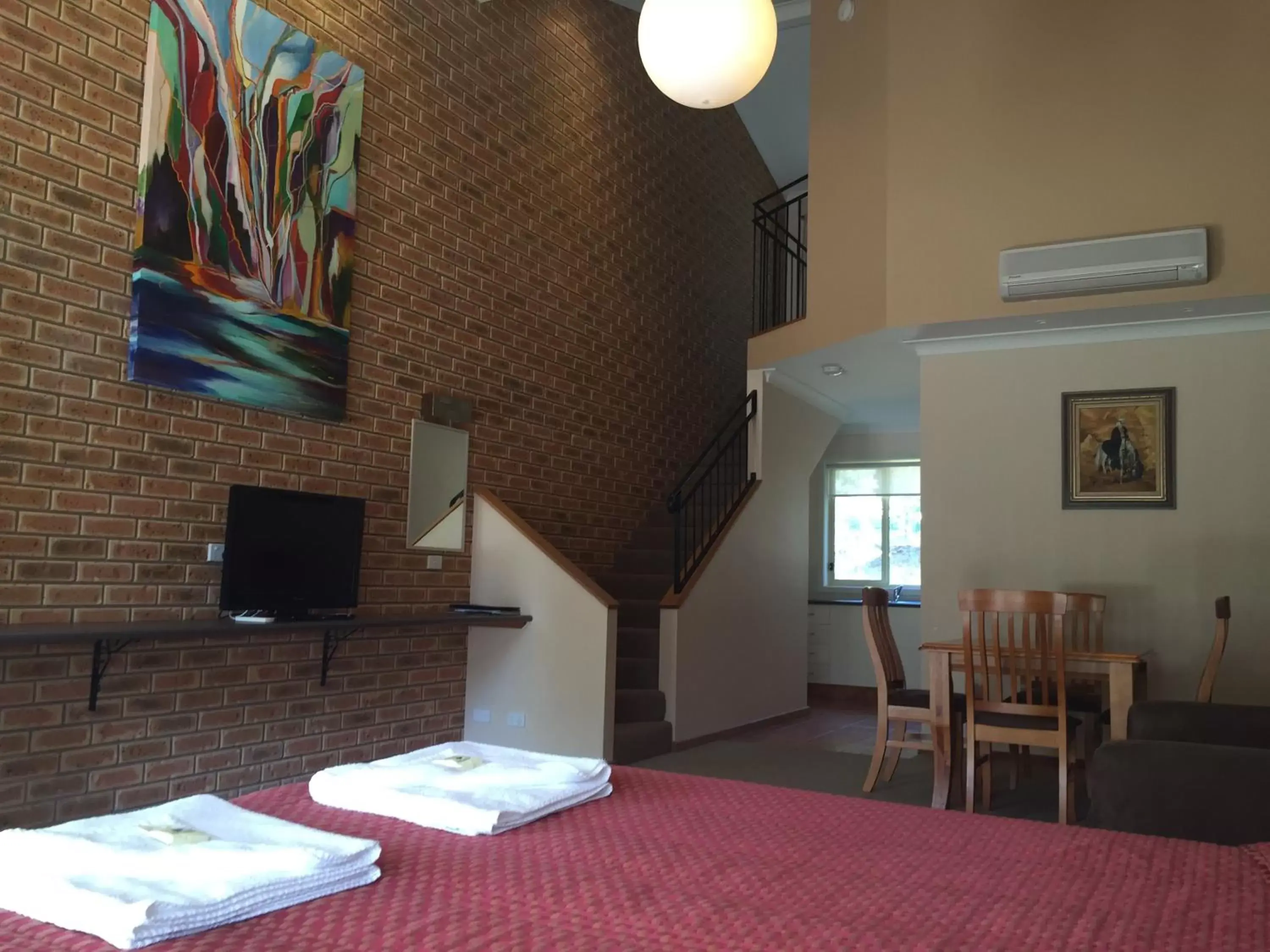 Mezzanine Suite in Bright on Track Mezzanine Suite in Bright on Track