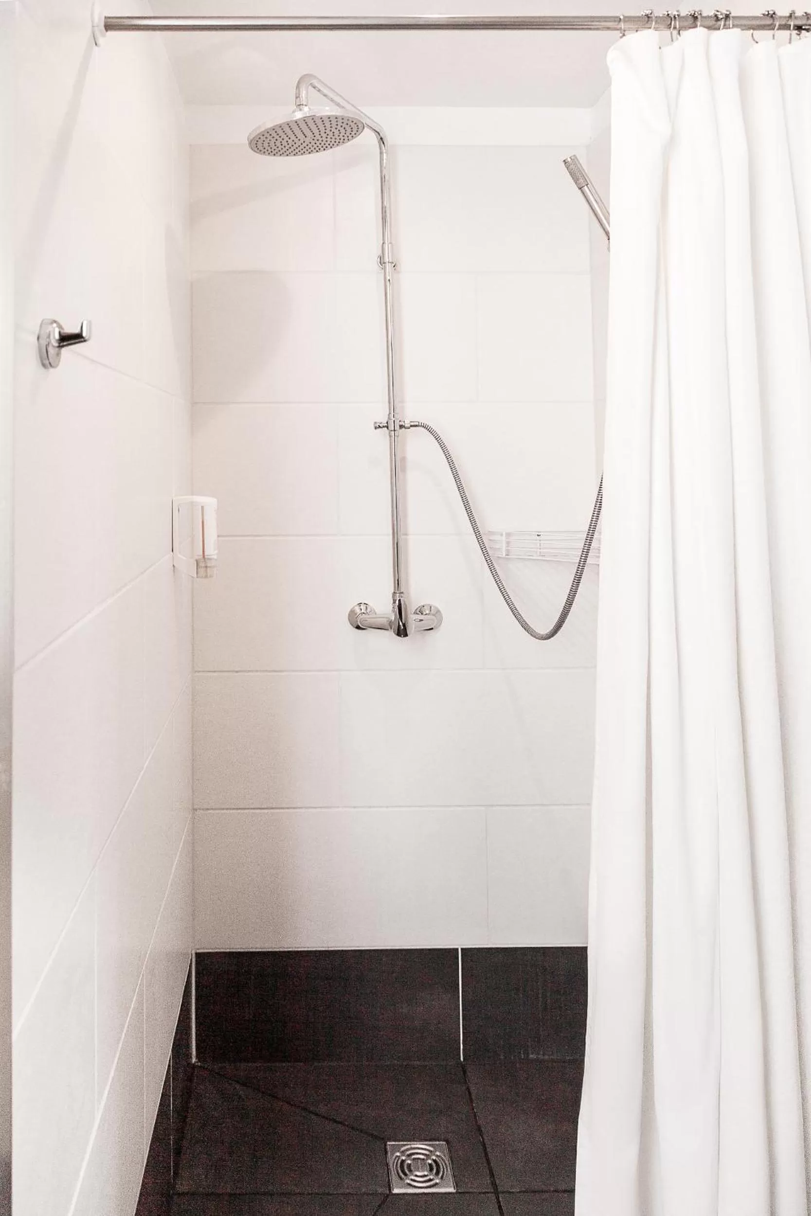 Shower in Hotel Aviv Dresden