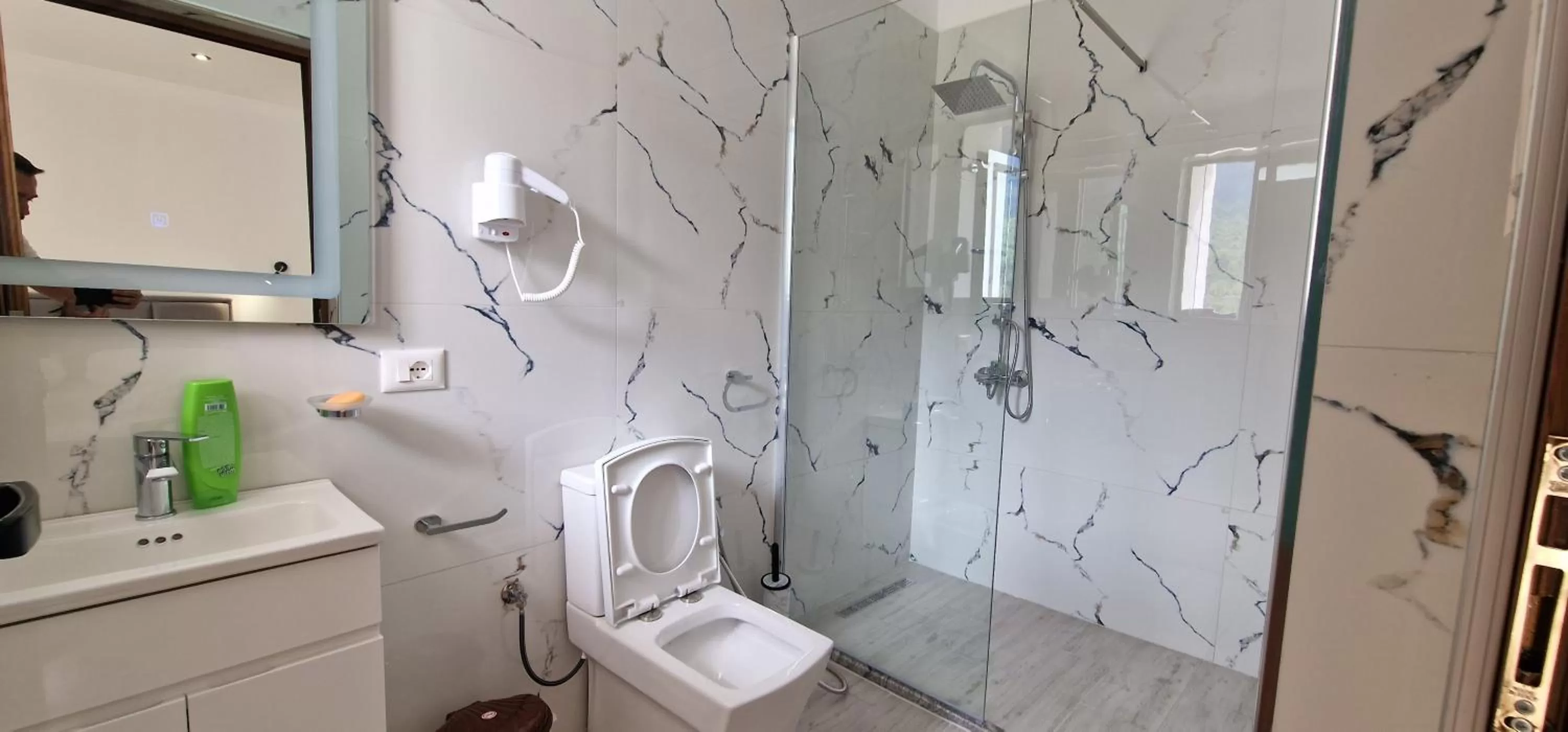 Shower, Bathroom in Hotel Baci