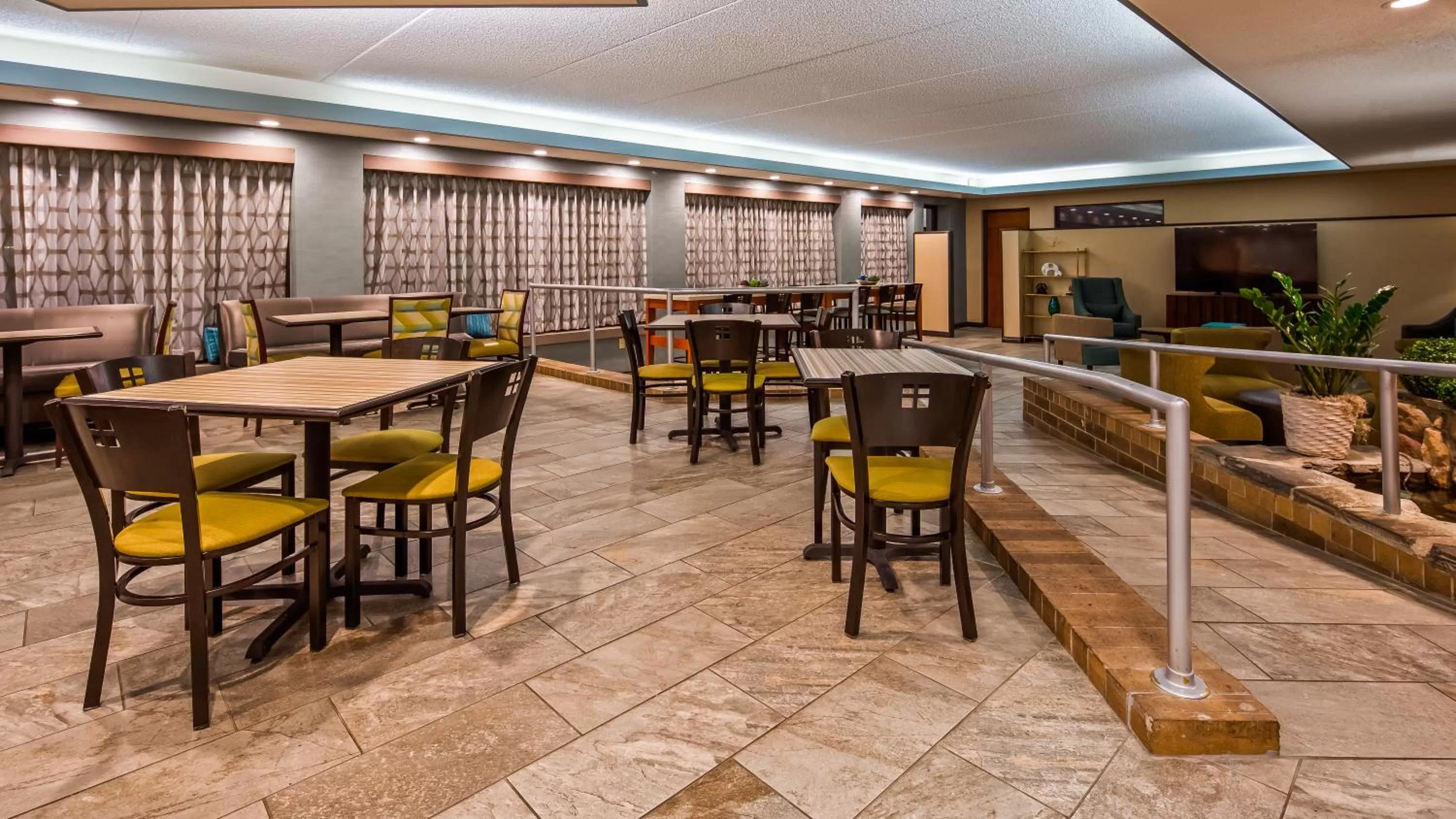 Breakfast in Best Western Warren Hotel