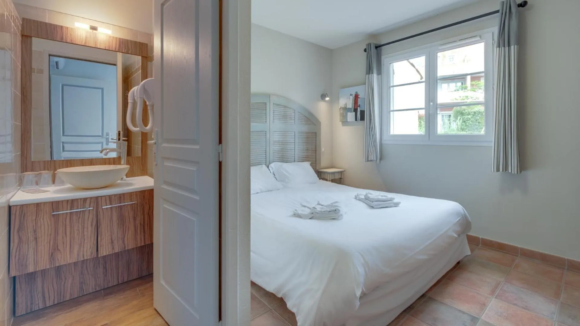 Photo of the whole room, Bed in Vacancéole – Le Domaine de Camiole