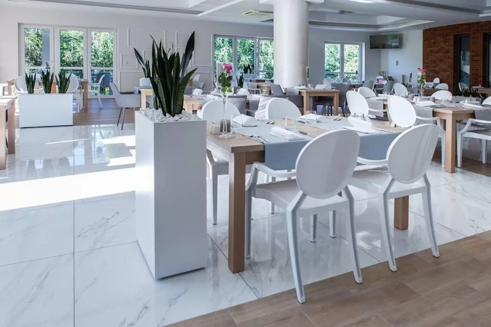 Restaurant/places to eat in Hotel Falcon