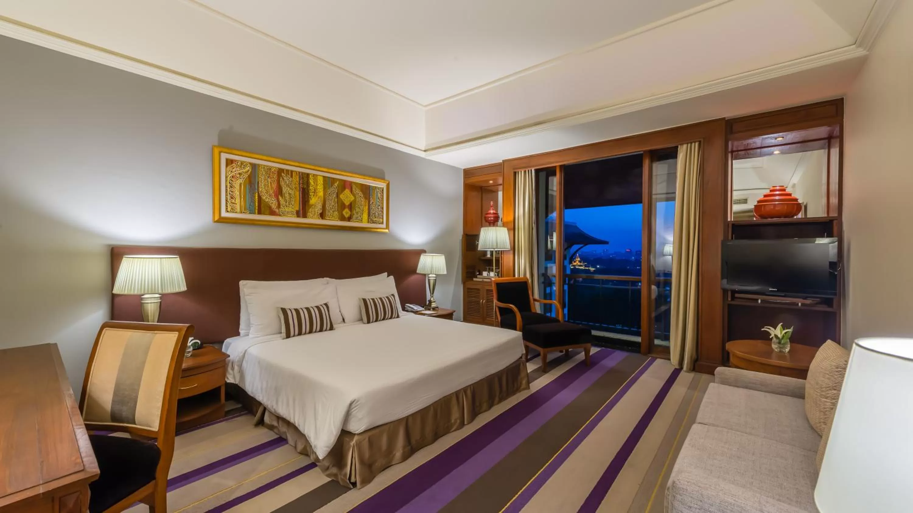 Chatrium Club Deluxe Room City View - King in Chatrium Hotel Royal Lake Yangon