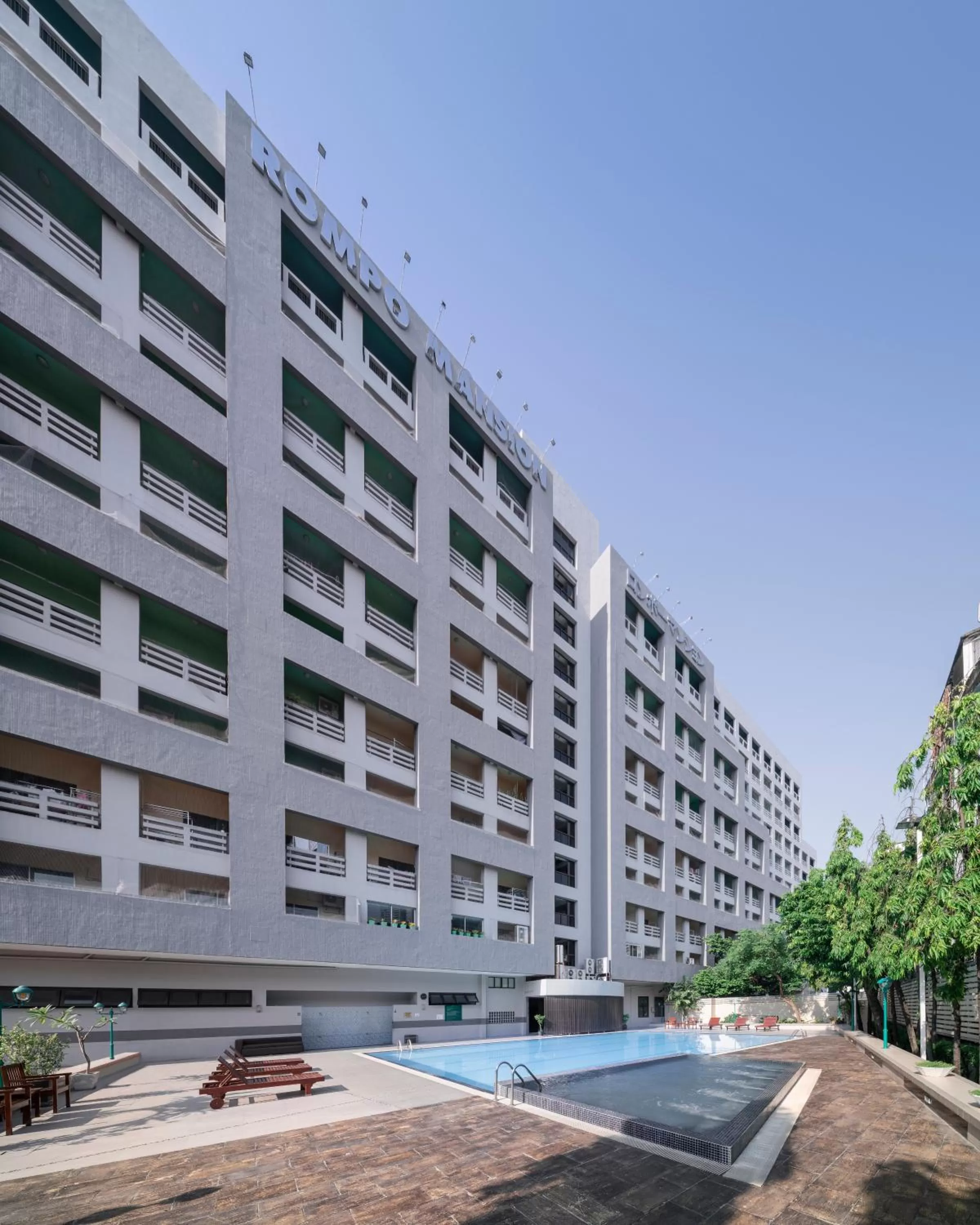 Swimming pool in At 115 Hotel By Rompo