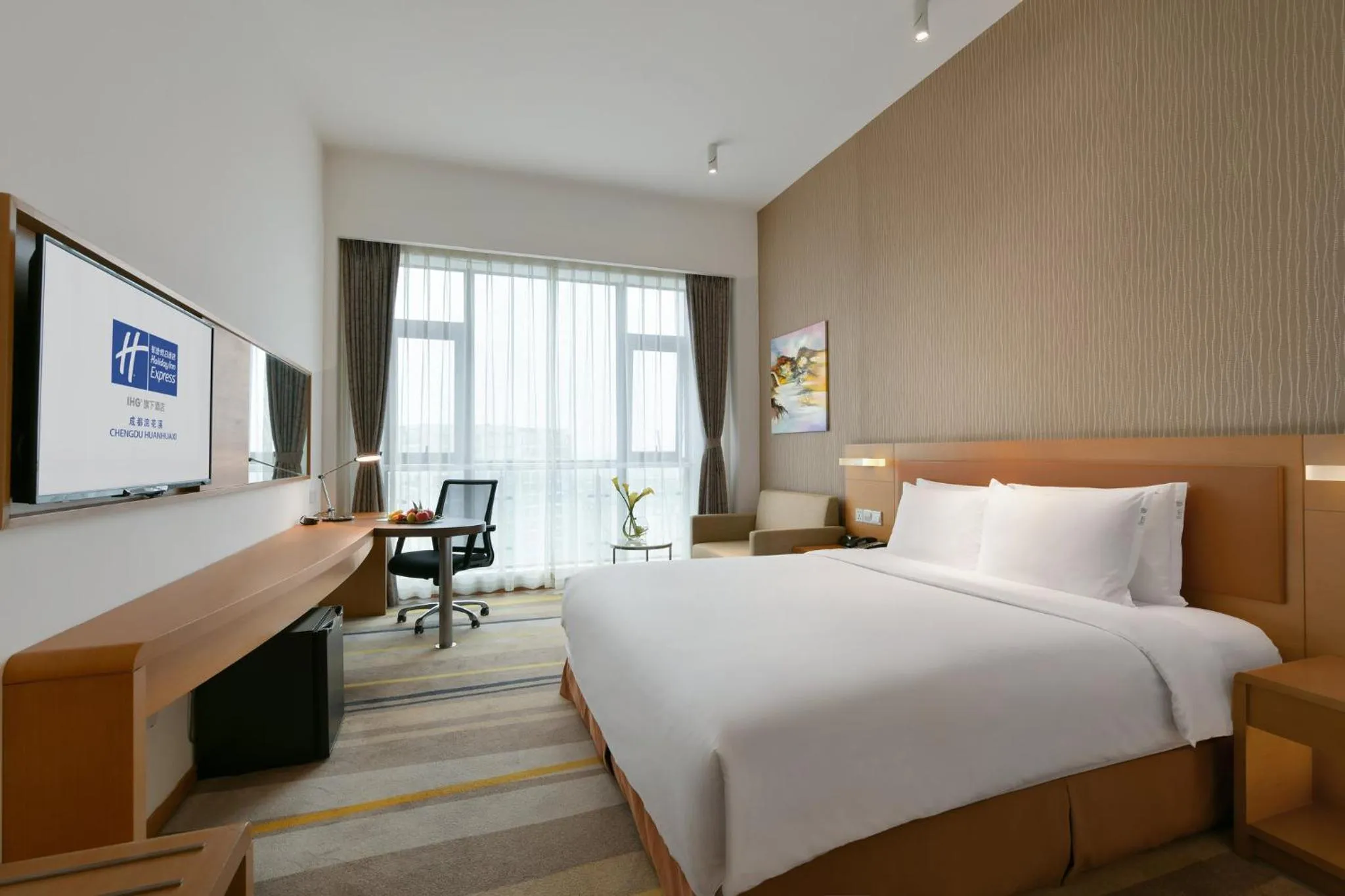 Photo of the whole room, Bed in Holiday Inn Express Chengdu Huanhuaxi by IHG-Near Jinsha Site Musem,Near Wuhou Temple Museum,Welcome drinks,Free gym,Free self-service laundry
