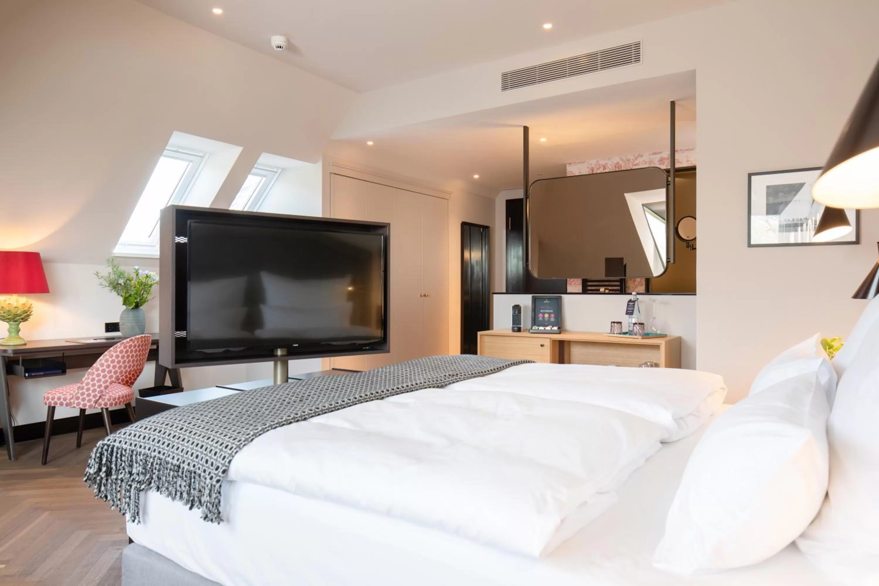 Photo of the whole room, Bed in Das James