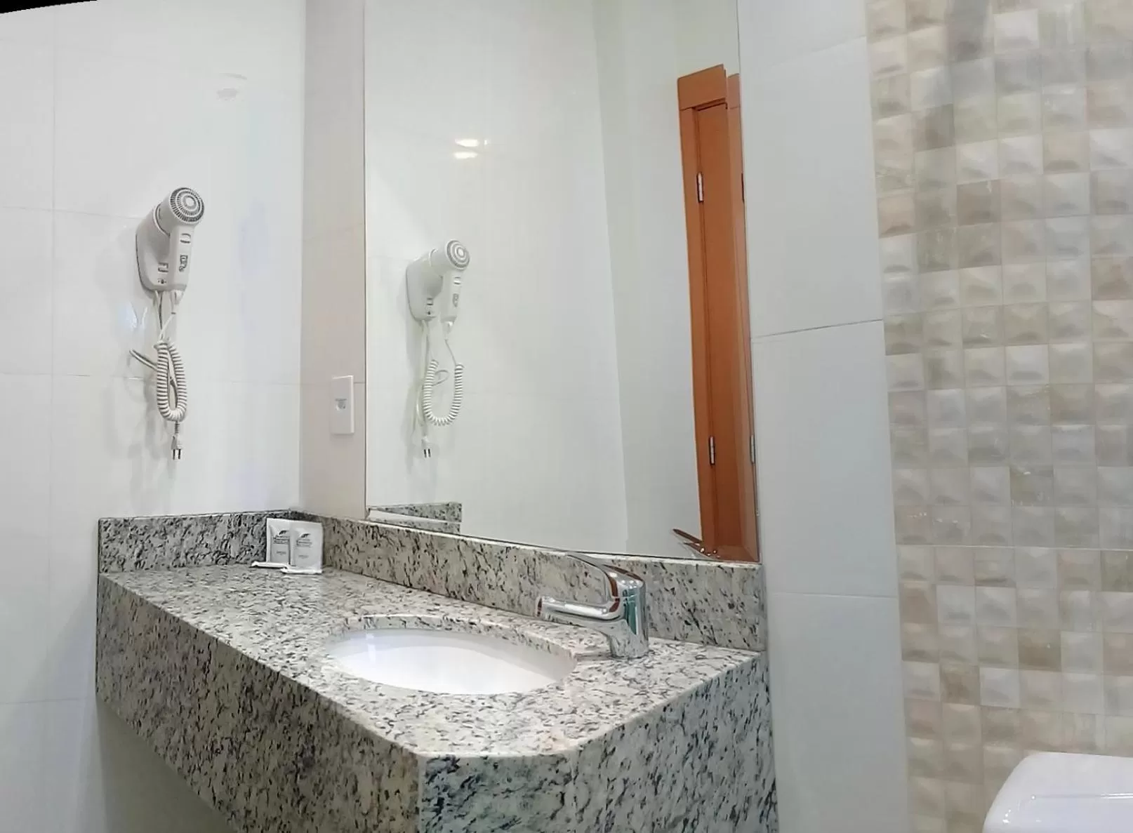 Bathroom in Hotel Maestro Villa Do Lago Toledo