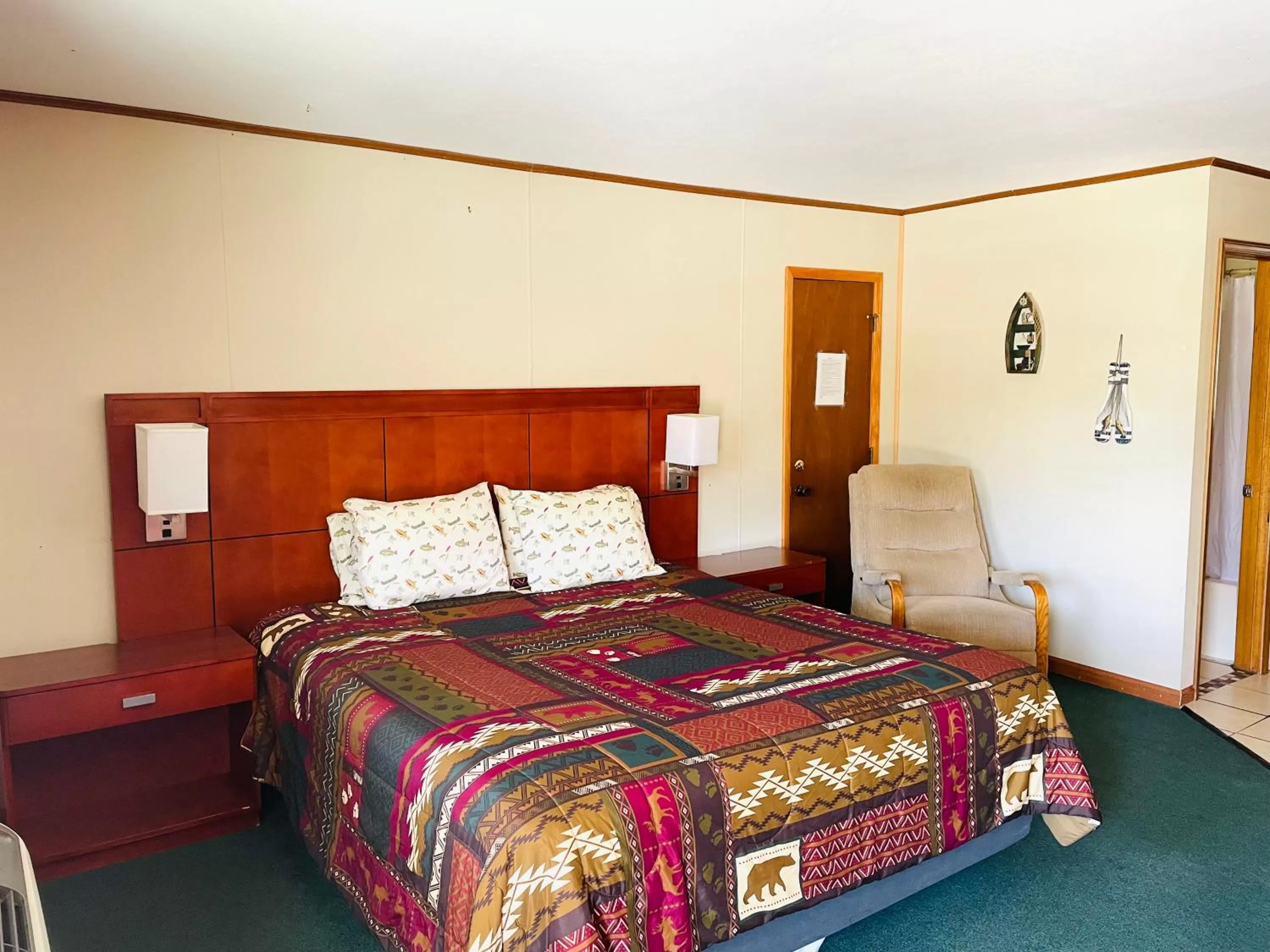 Deluxe King Studio in Hunter's Friend Resort near Silver Dollar City