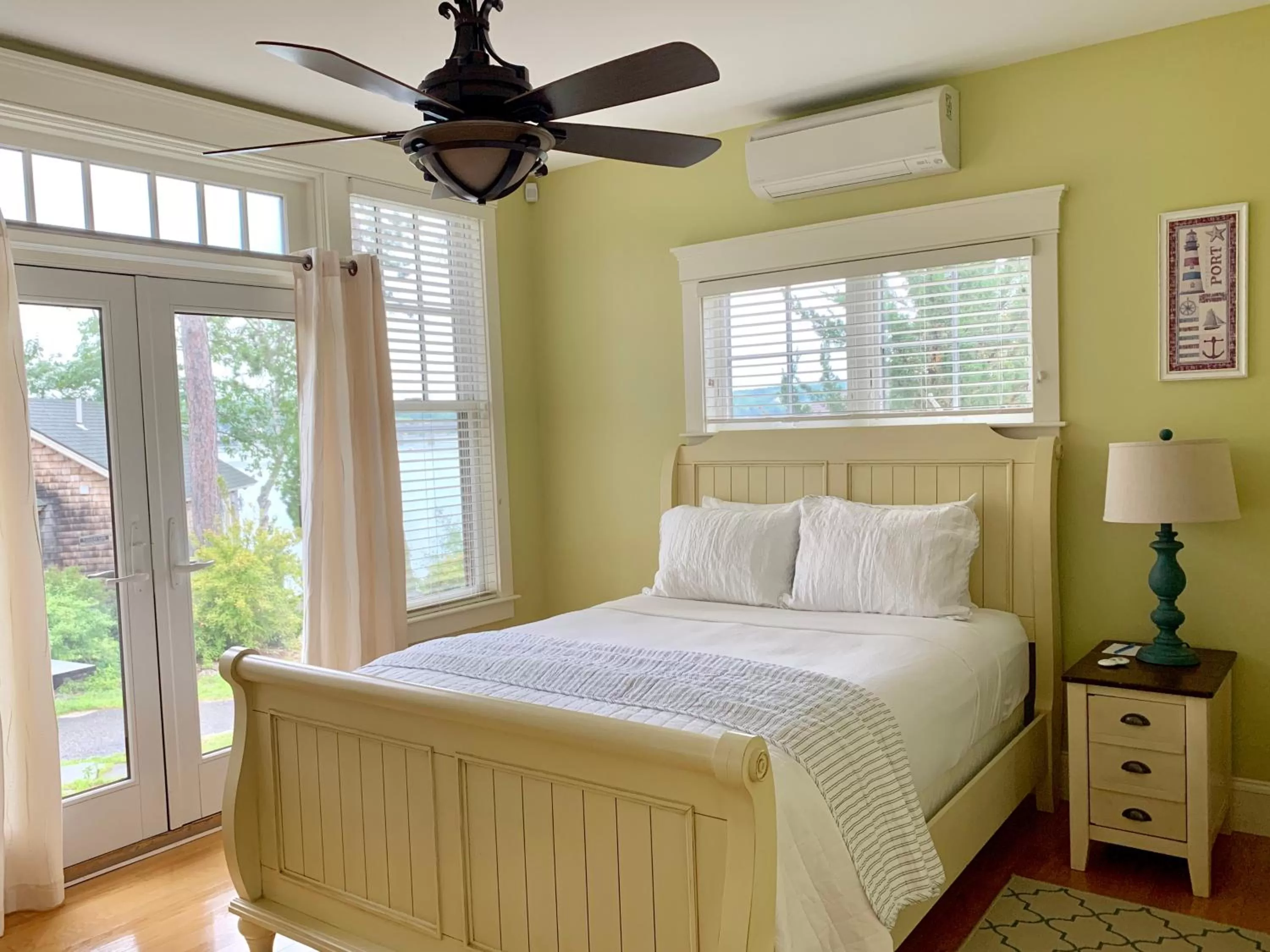 Bed in Sheepscot Harbour Village Resort