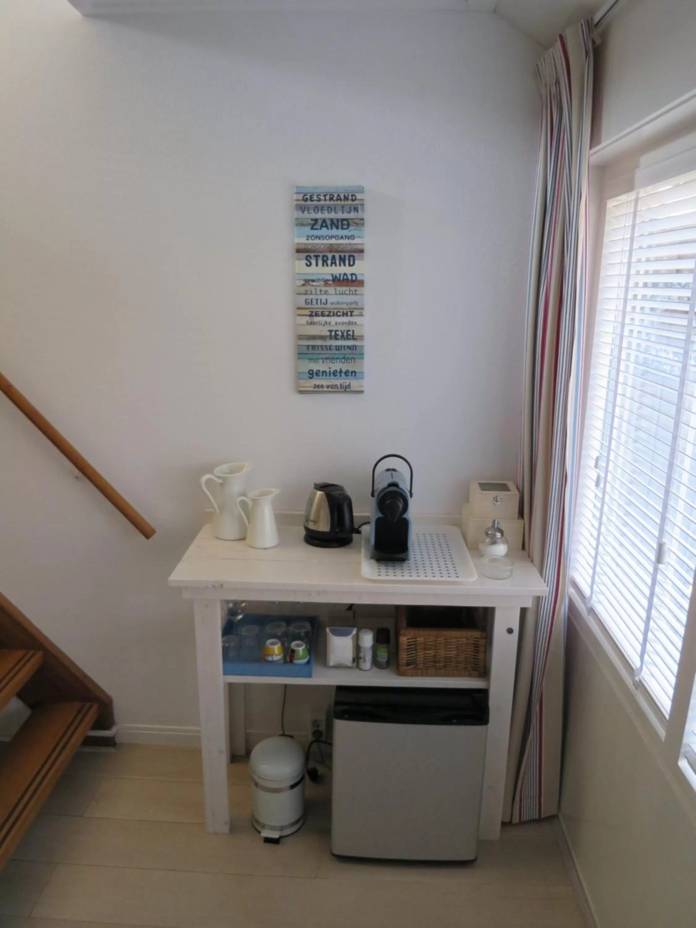 Coffee/tea facilities, Kitchen/Kitchenette in B&B Vloedlijn Texel