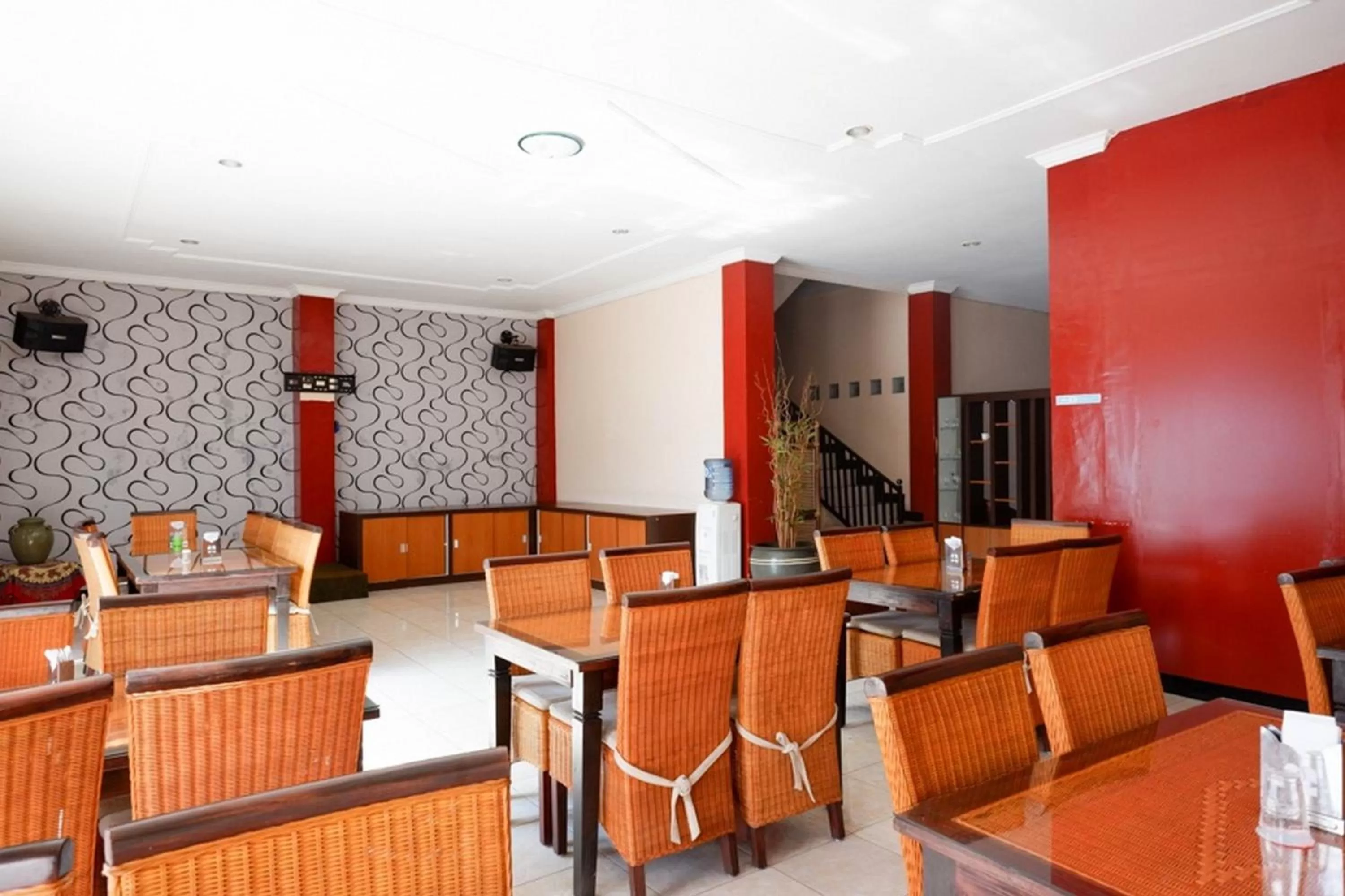 Restaurant/places to eat in RedDoorz Plus near Stadion Wijaya Kusuma