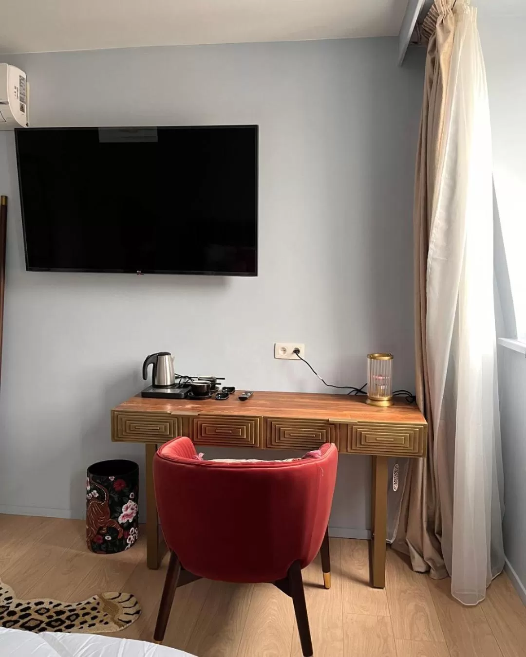 TV and multimedia in Hôtel La Pièce