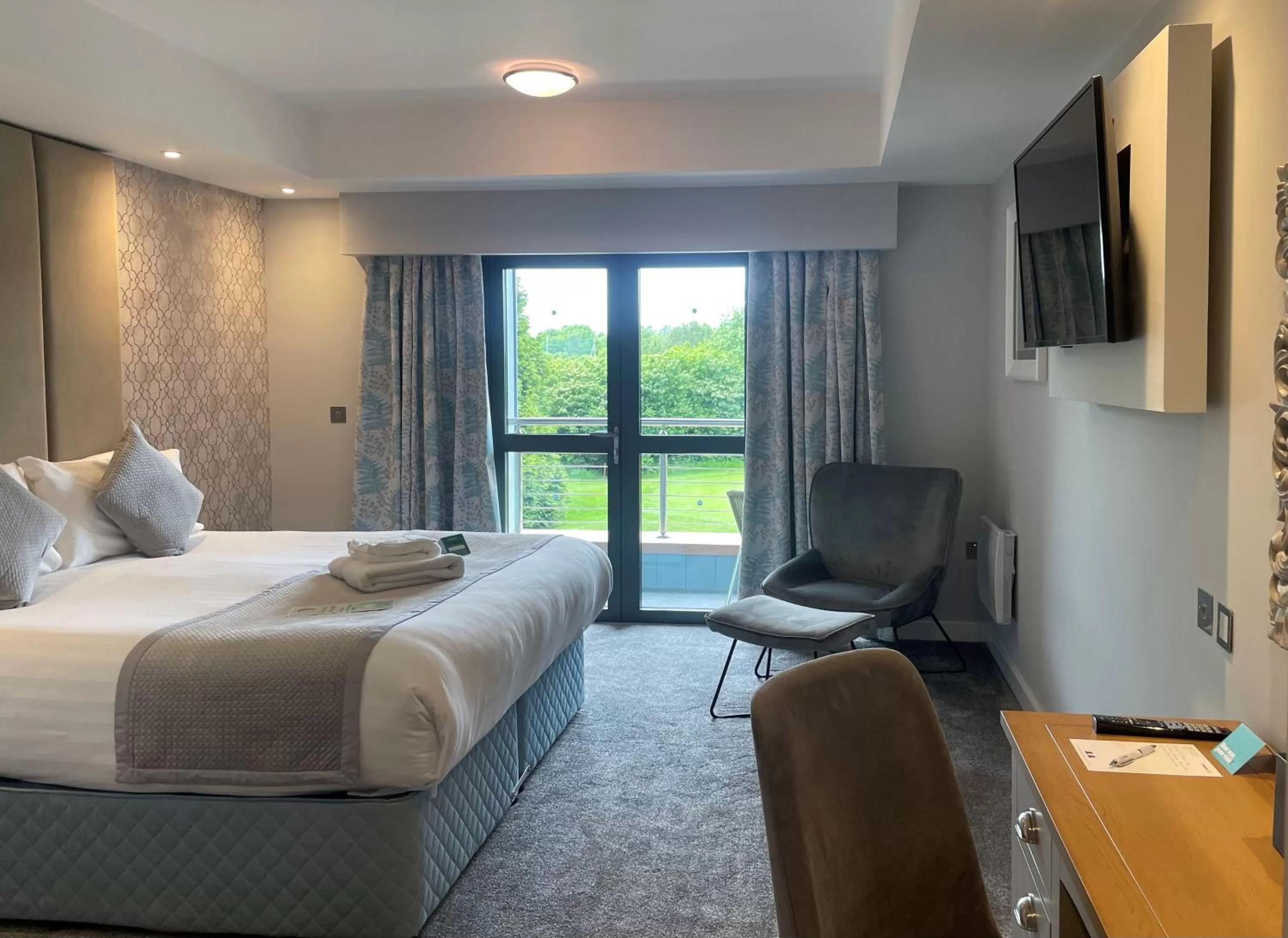 Bedroom, Bed in Boston West Hotel