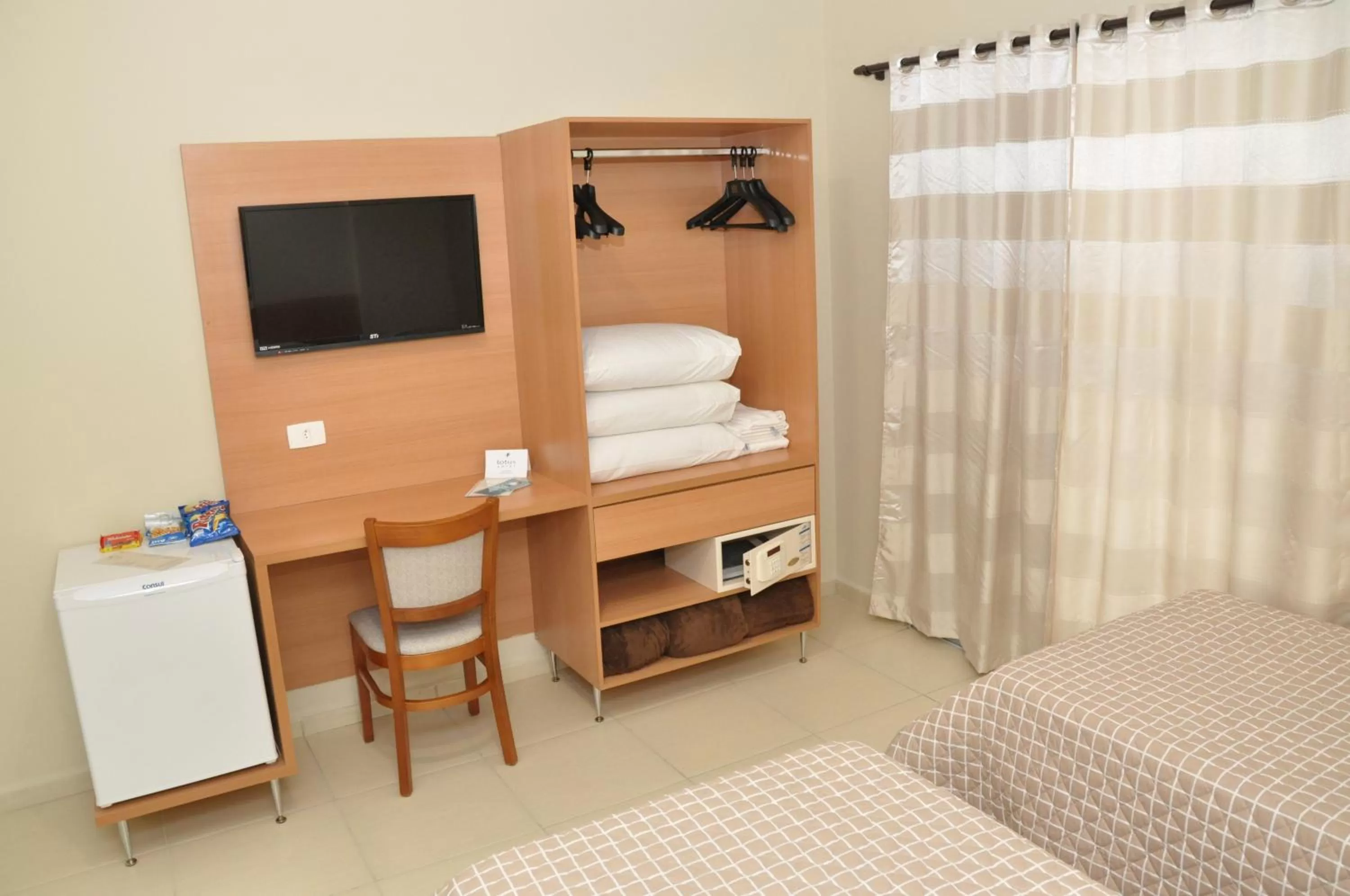 Communal lounge/ TV room, TV/Entertainment Center in Lotus Hotel - à 6 km do Santuário de Aparecida-SP