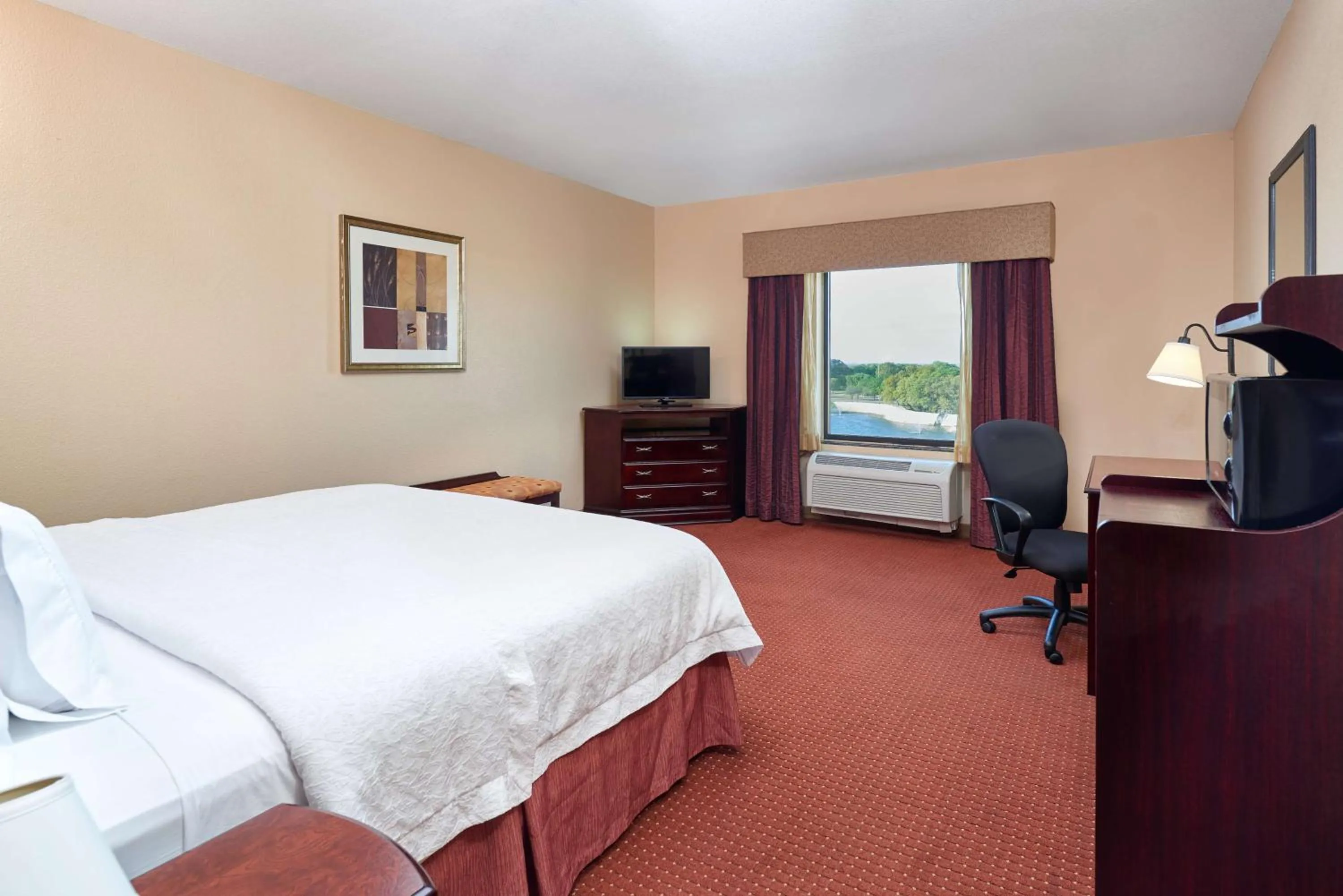 Bedroom, Bed in Hampton Inn & Suites Austin South Buda