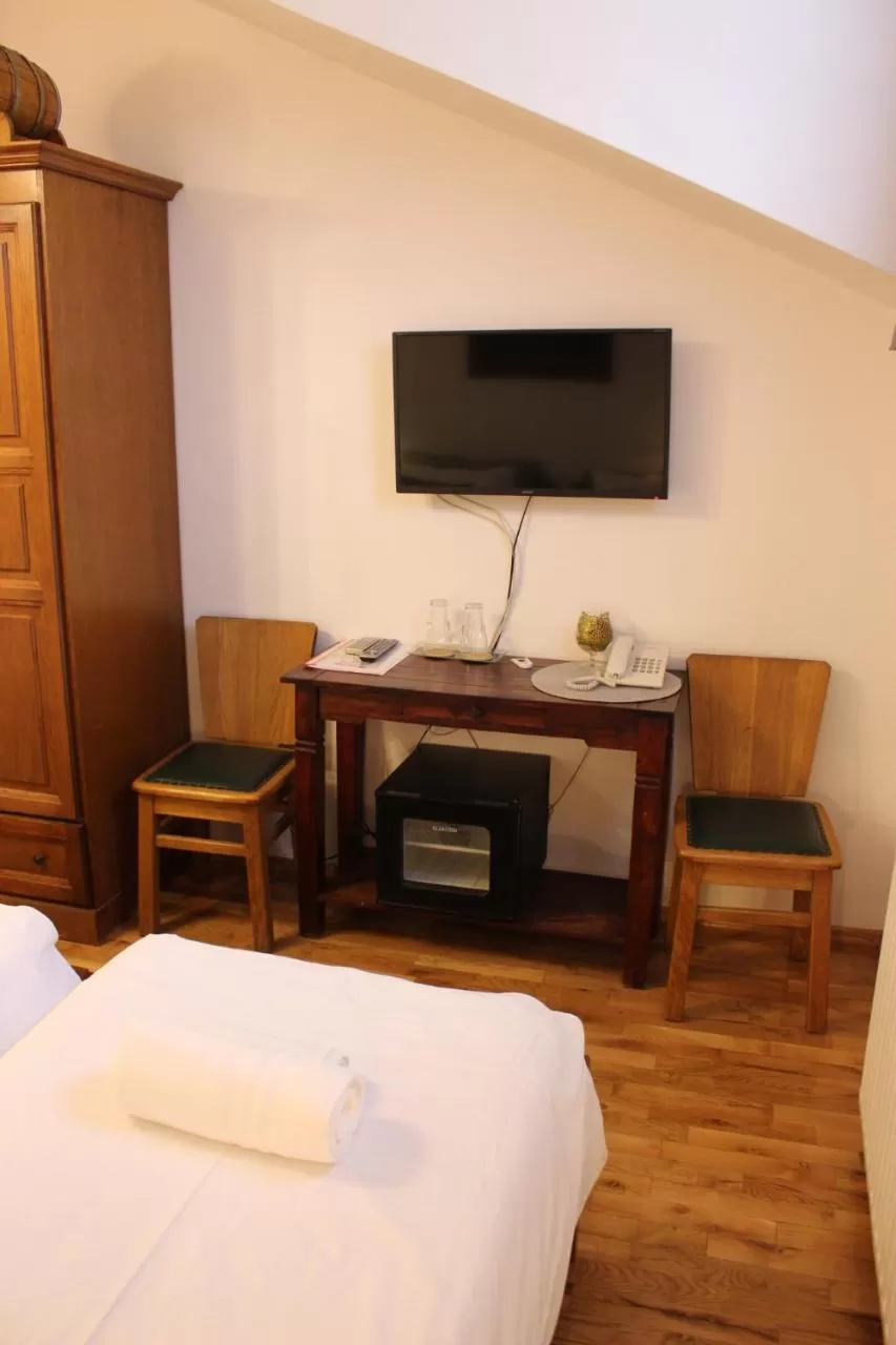 Photo of the whole room, TV/Entertainment Center in Wellness B&B Winery Sontacchi