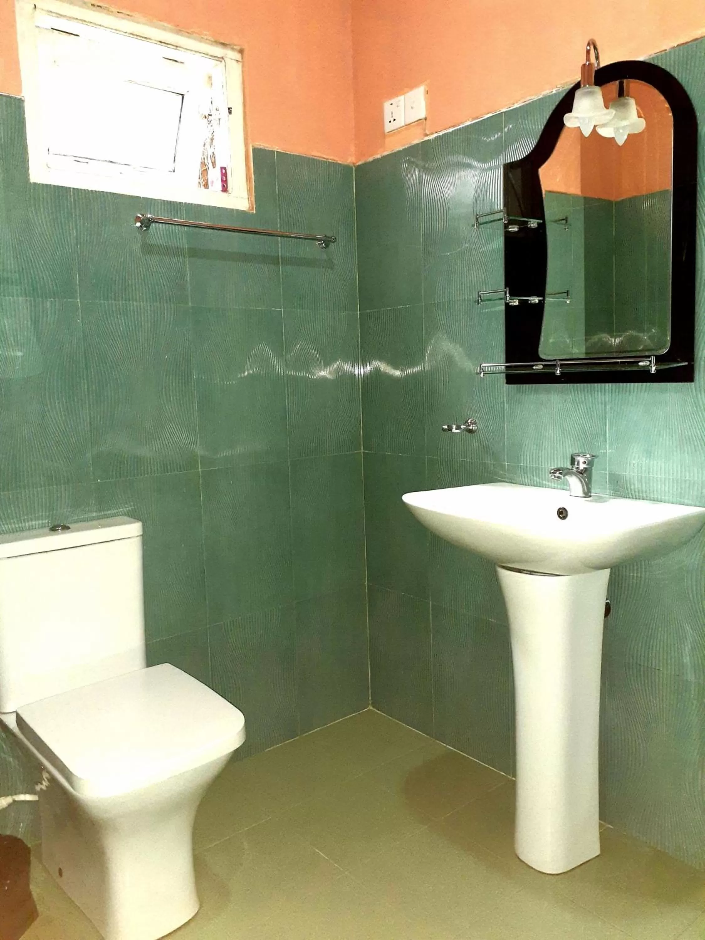 Bathroom in Green Lantern Inn