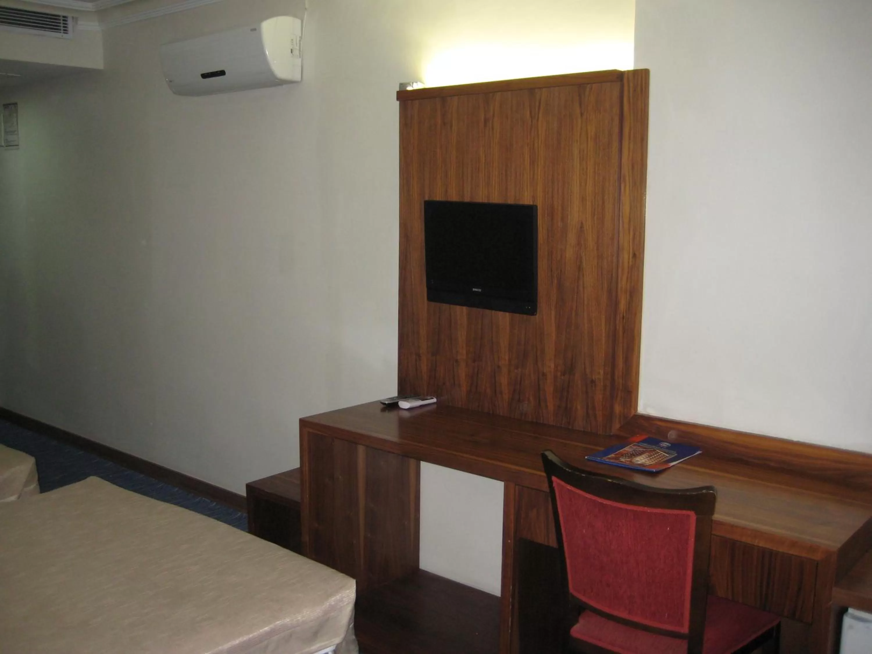 TV and multimedia, TV/Entertainment Center in Miroglu Hotel