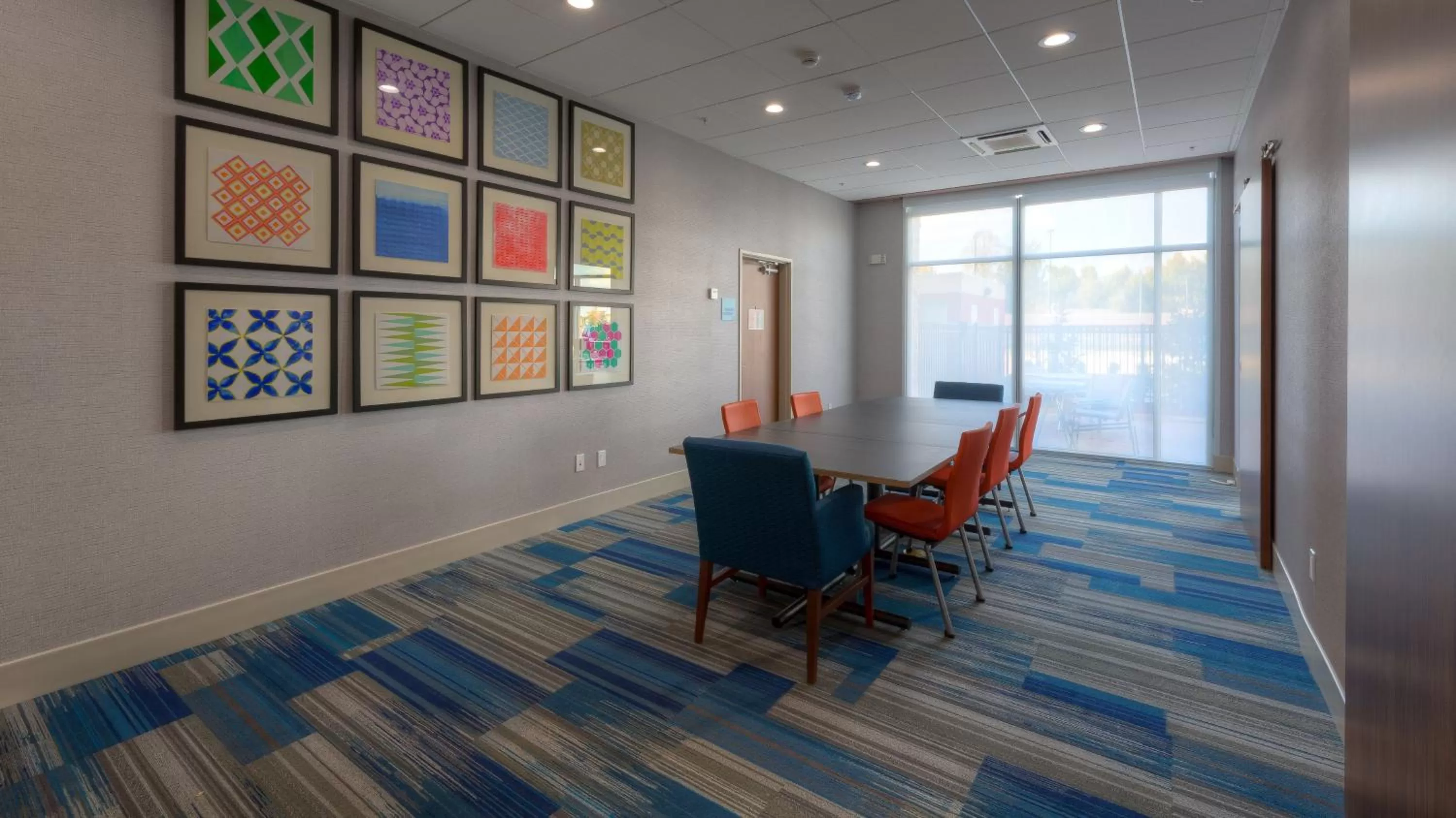 Meeting/conference room in Holiday Inn Express & Suites Tulsa Midtown by IHG