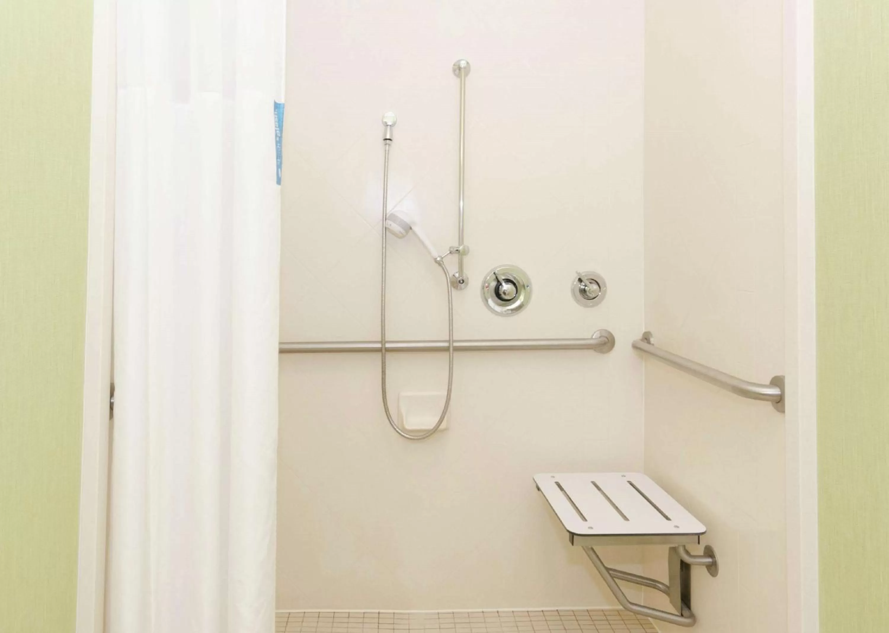 Bathroom in Hampton Inn Hickory