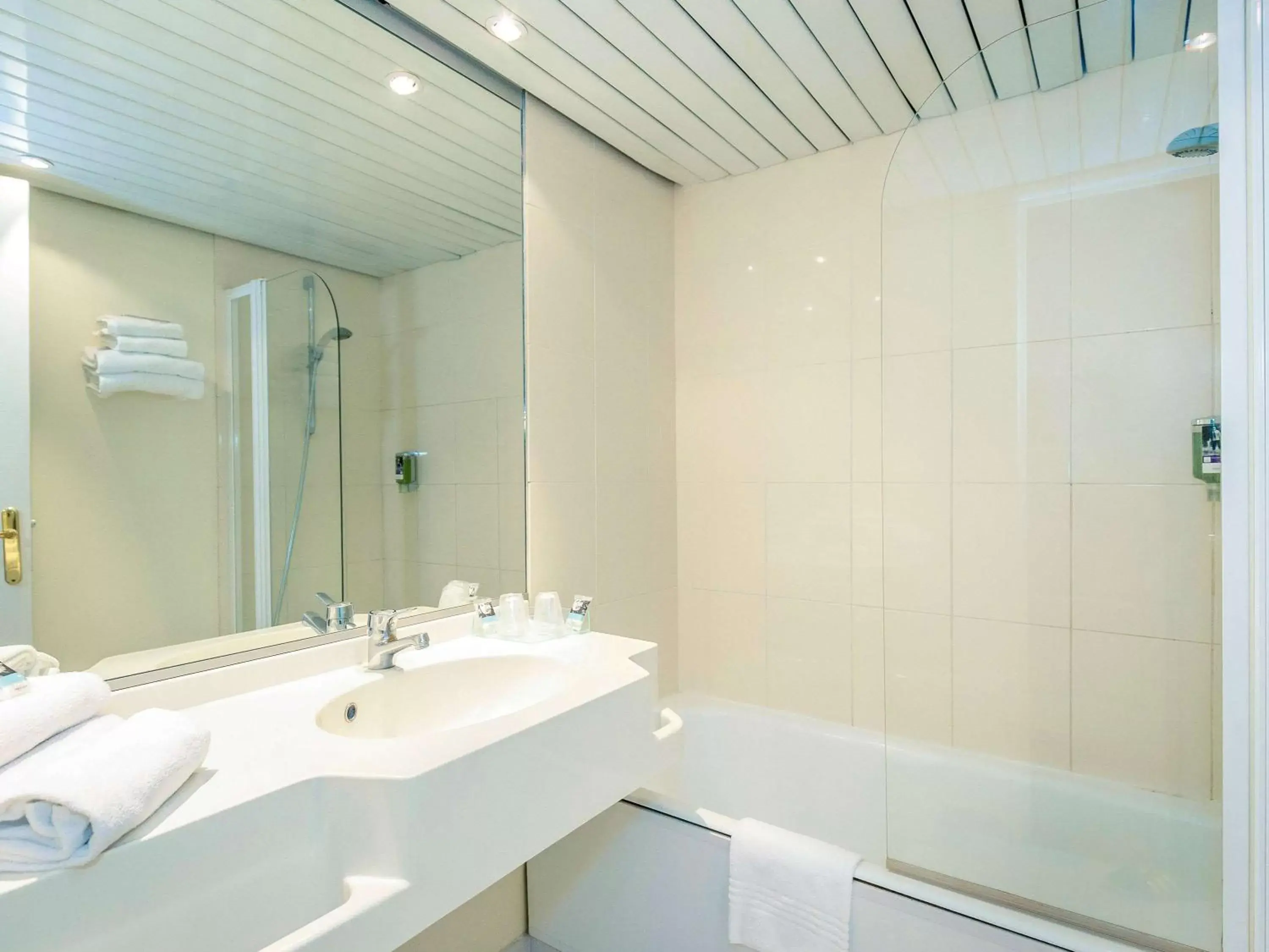 Classic Family Room with Double Bed and Single Sofa Bed in Mercure Cannes Mandelieu Classic Family Room with Double Bed and Single Sofa Bed in Mercure Cannes Mandelieu