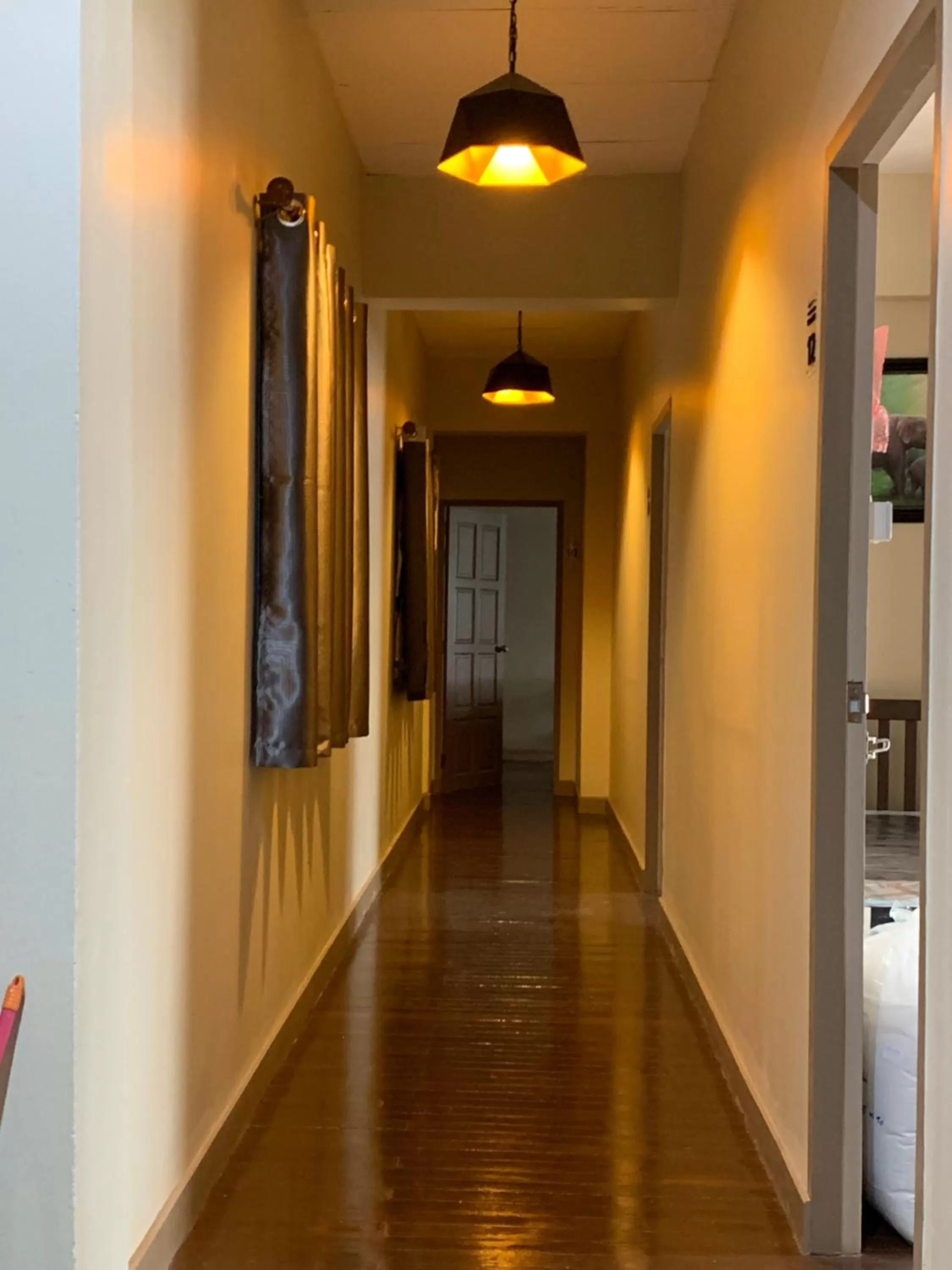 Decorative detail in Achcha hotel - itsaraphap MRT station - Wat Arun