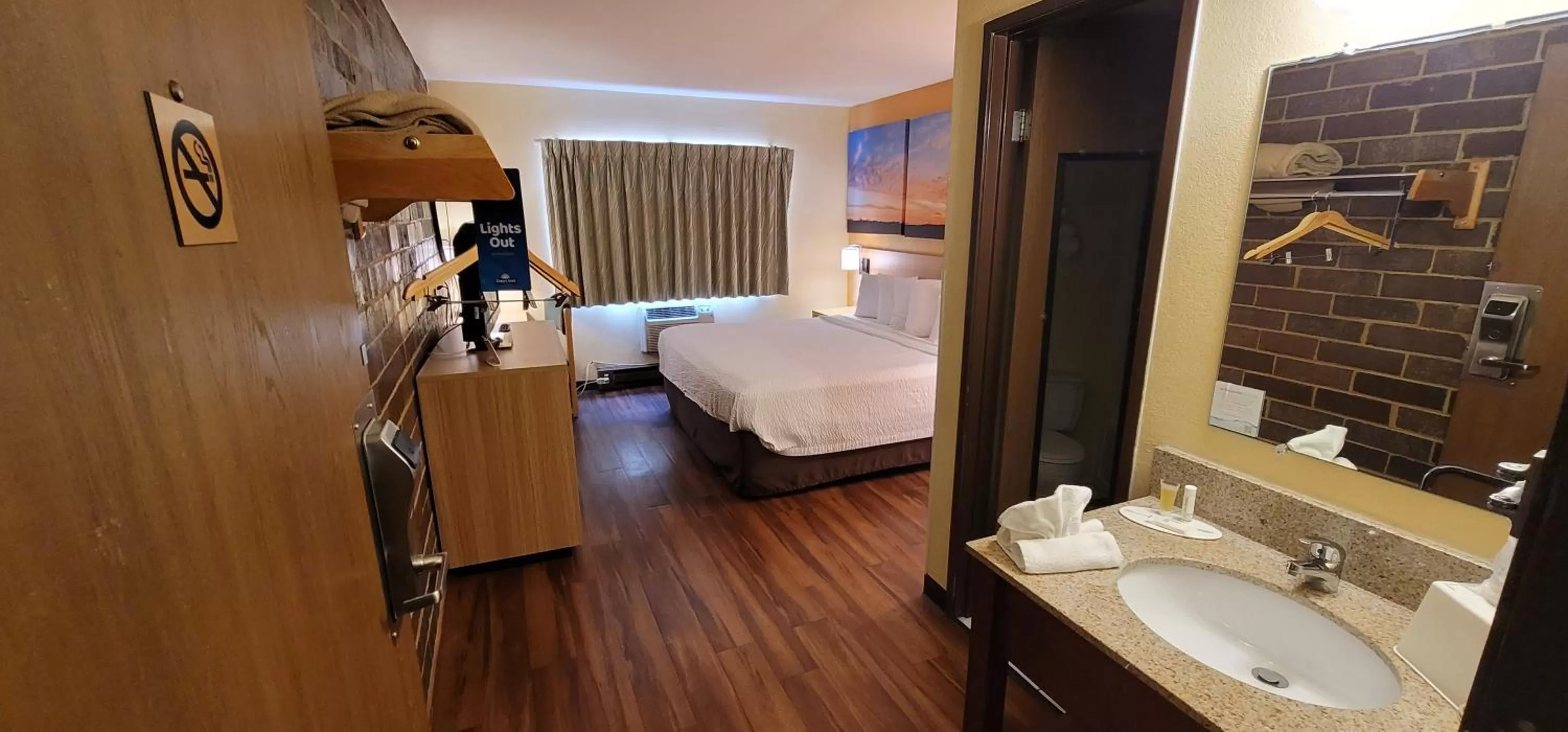 Bedroom, Bed in Days Inn by Wyndham Rockford I-90 Walking Distance to Casino