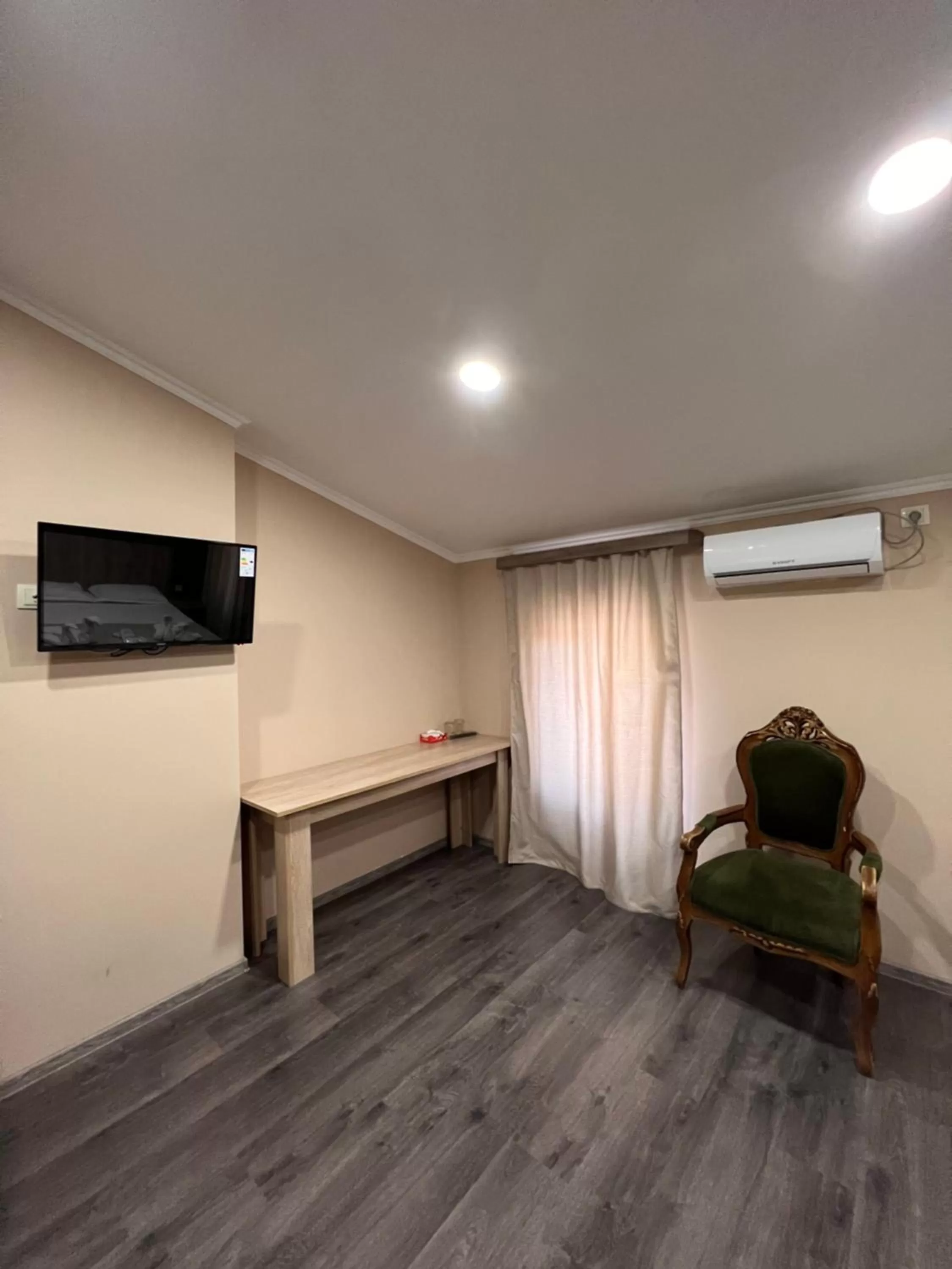 TV/Entertainment Center in Elross Hotel