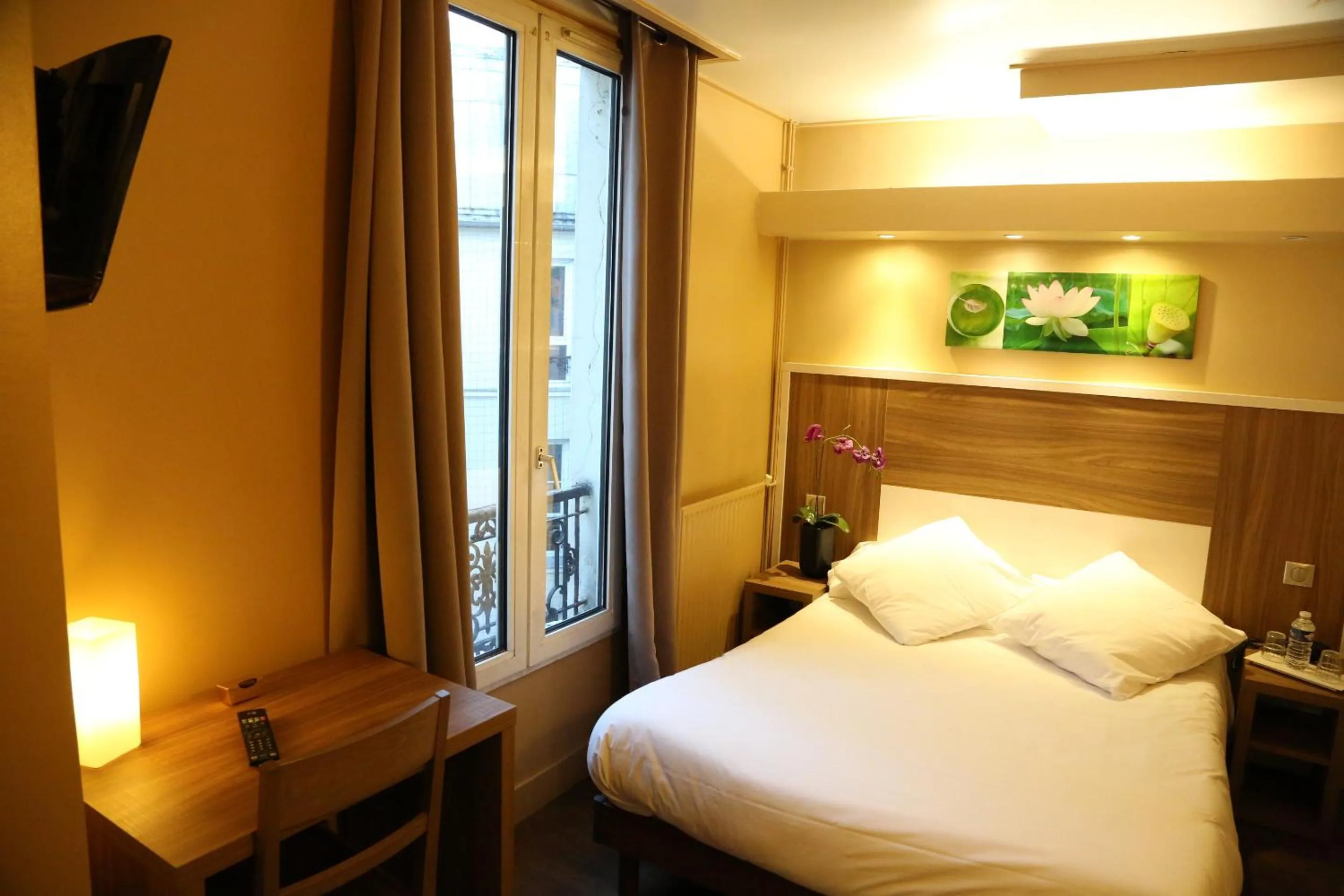 TV and multimedia, Bed in Grand Hotel Nouvel Opera