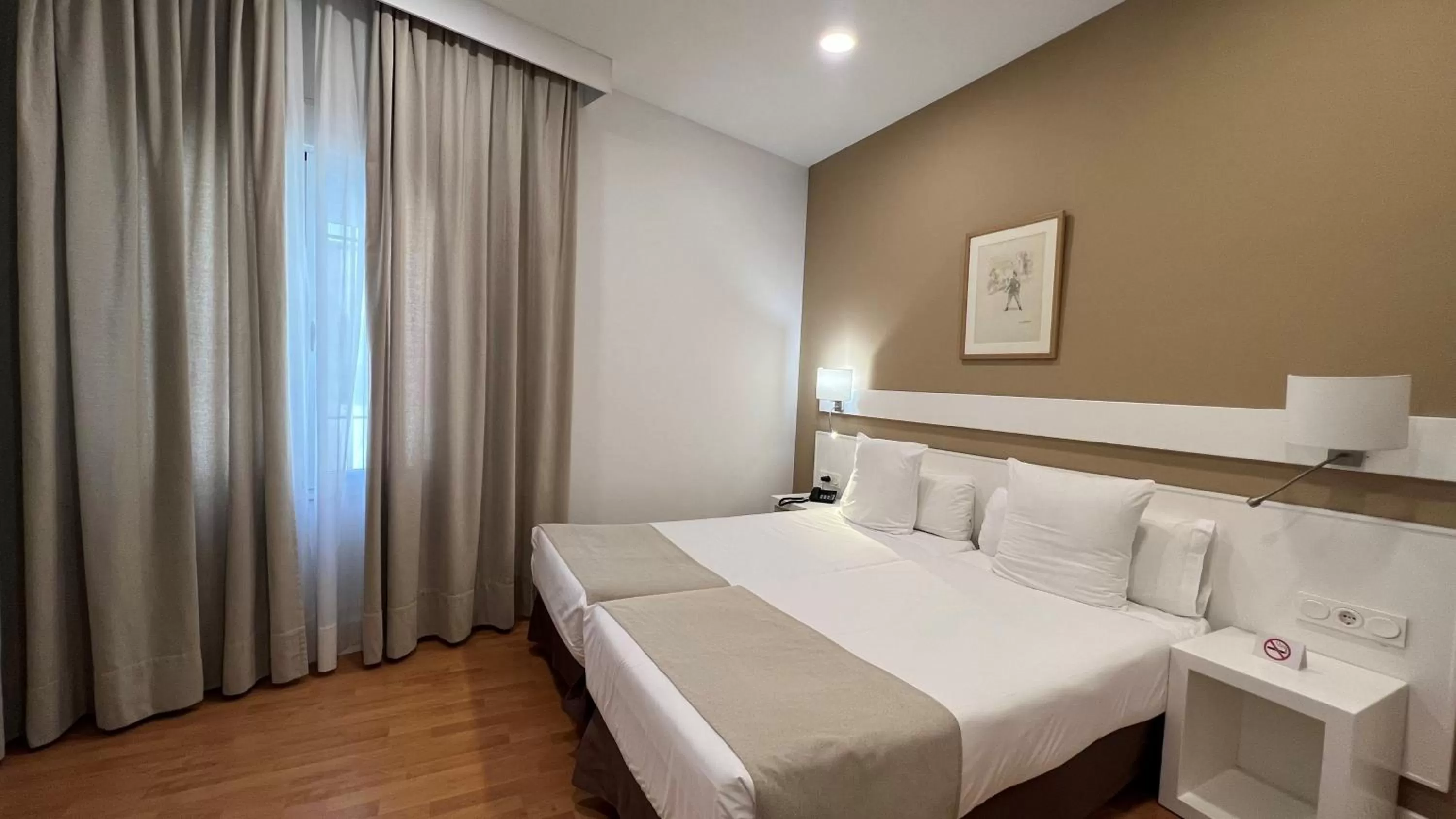 Photo of the whole room, Bed in Hotel Alcázar