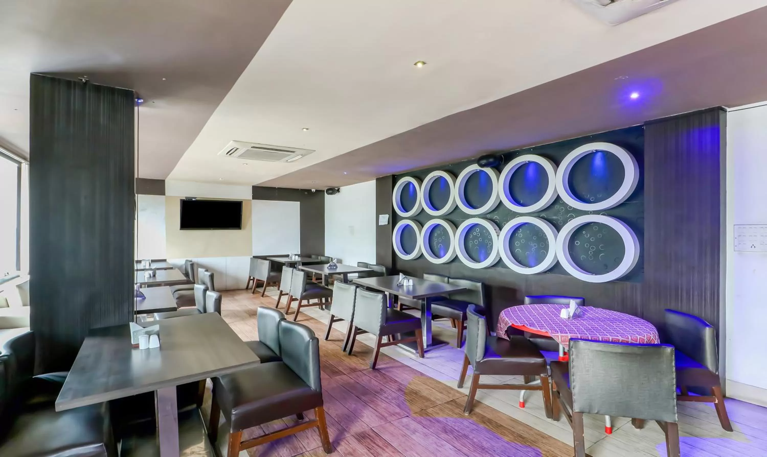 Restaurant/places to eat in Treebo Concerto Residentia