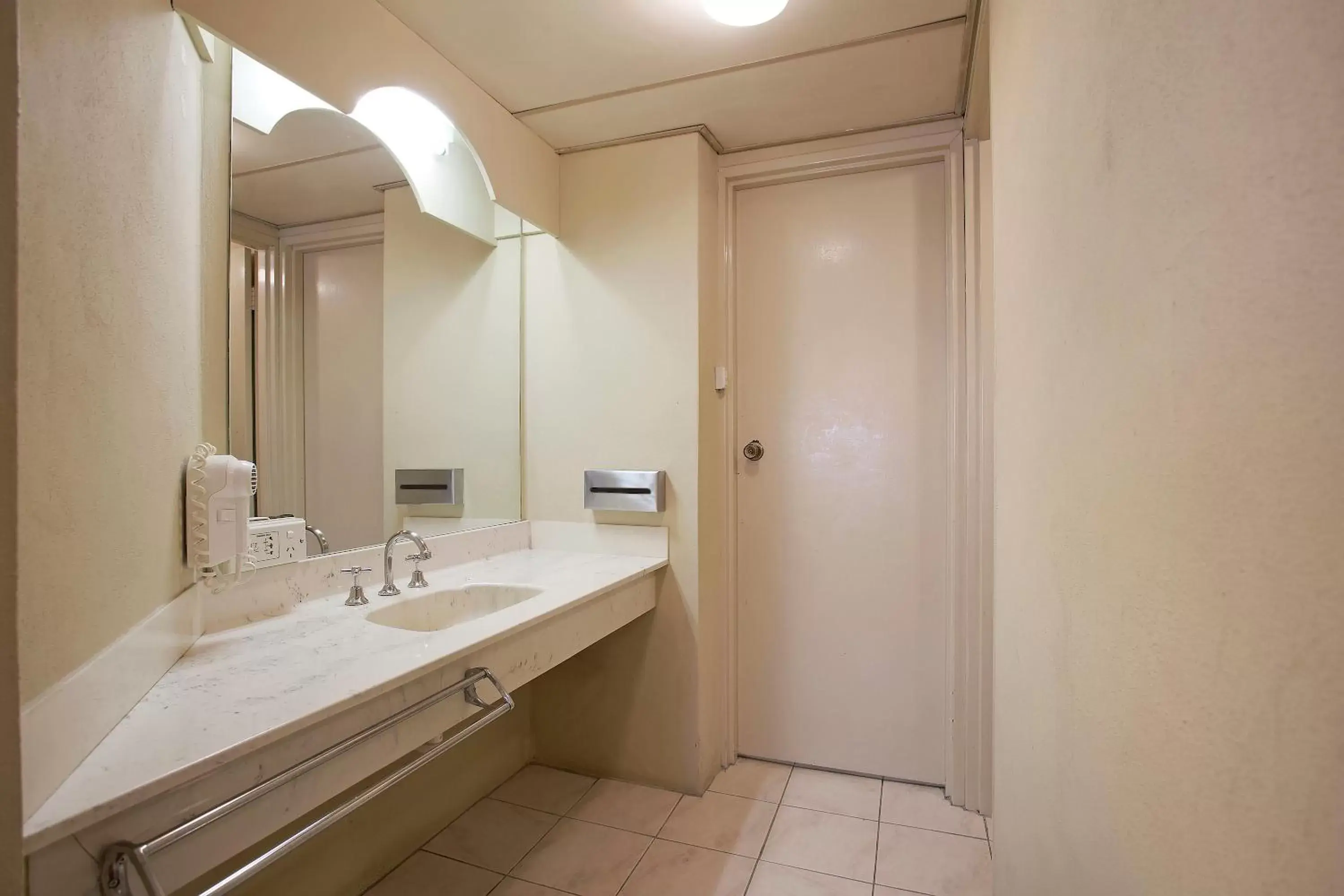 King Room with Spa Bath in Central Court Motel Warrnambool King Room with Spa Bath in Central Court Motel Warrnambool