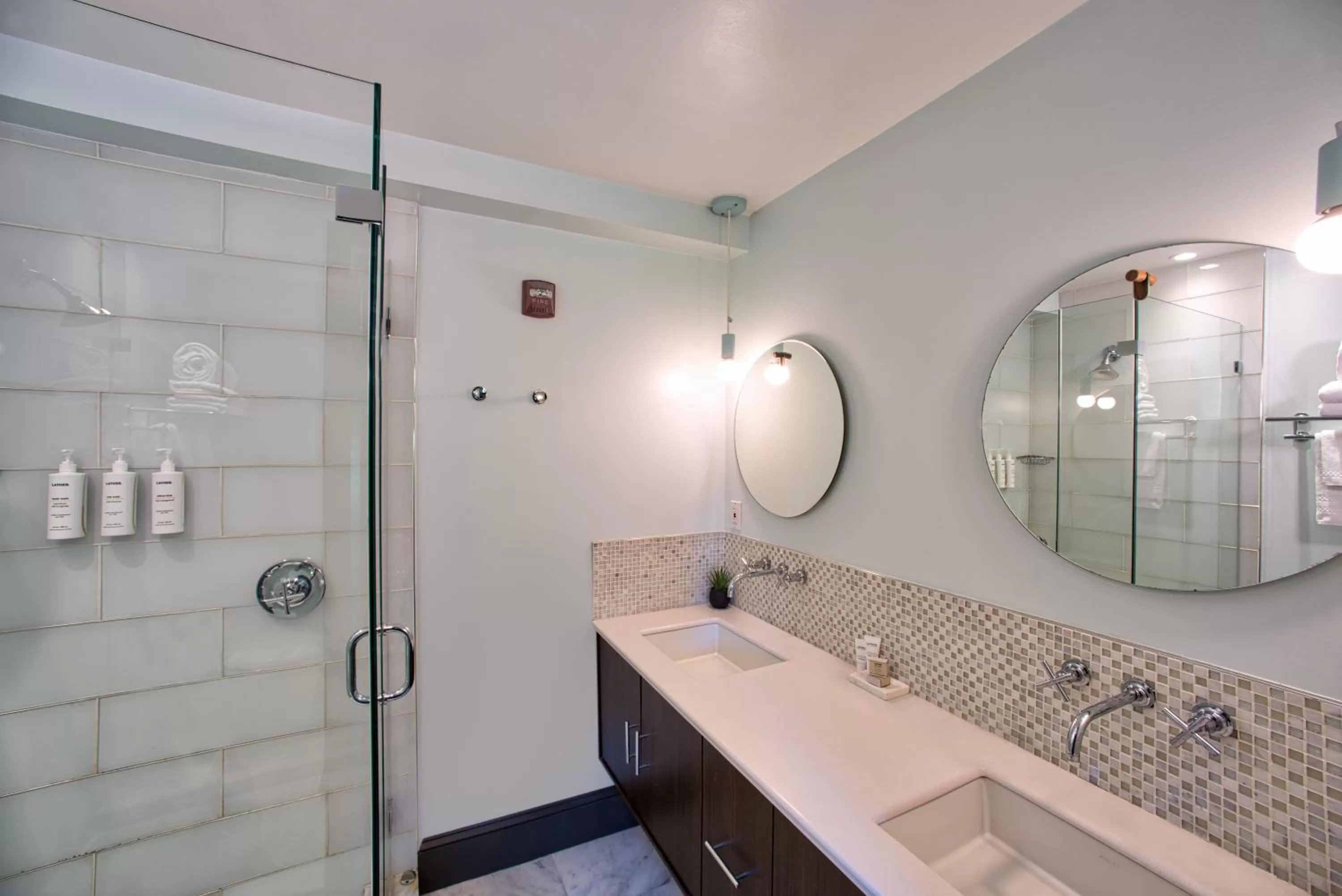 Shower in The Poppy Georgetown Guesthouse and Gardens