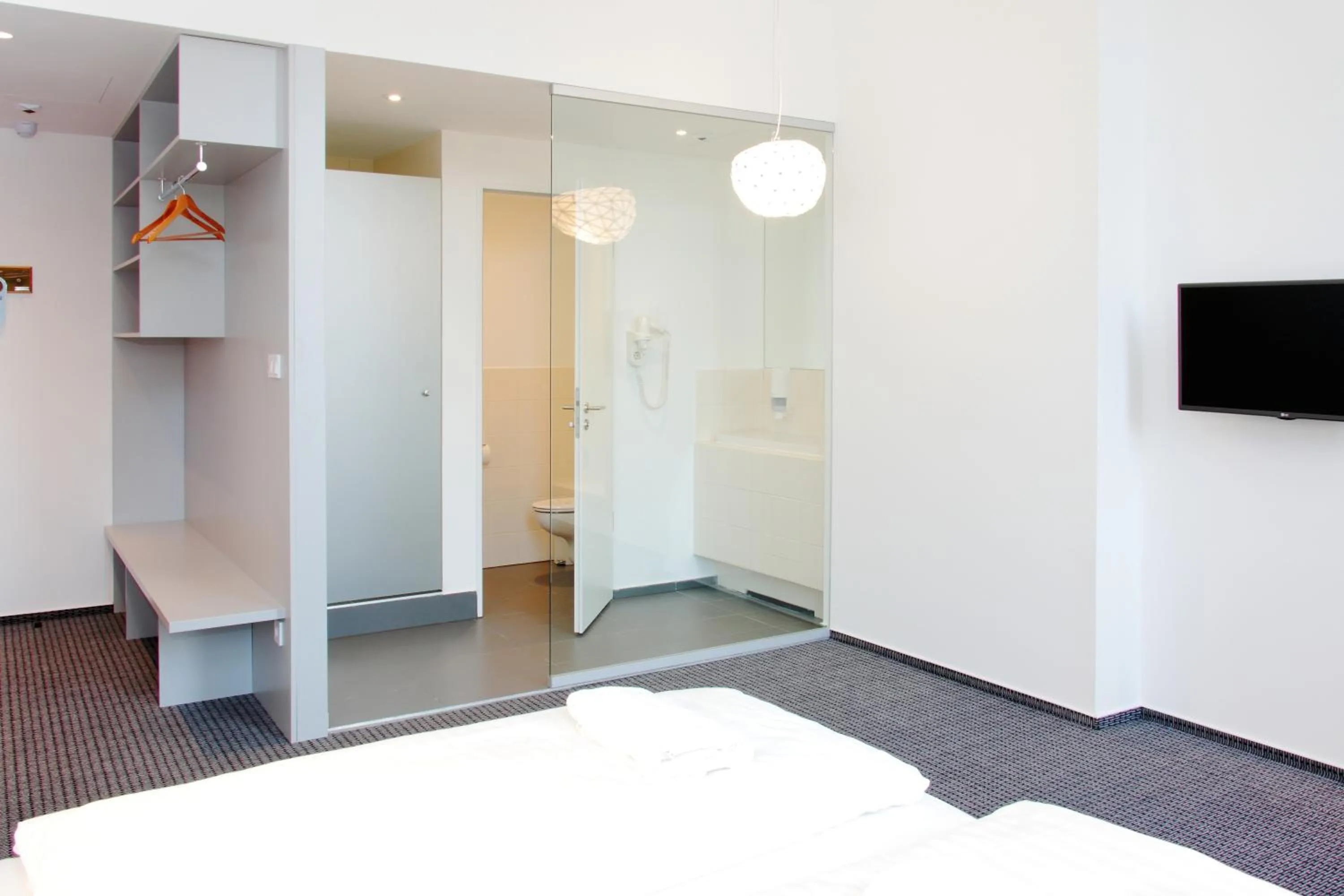 Bathroom, Bed in Maverick Budapest Soho