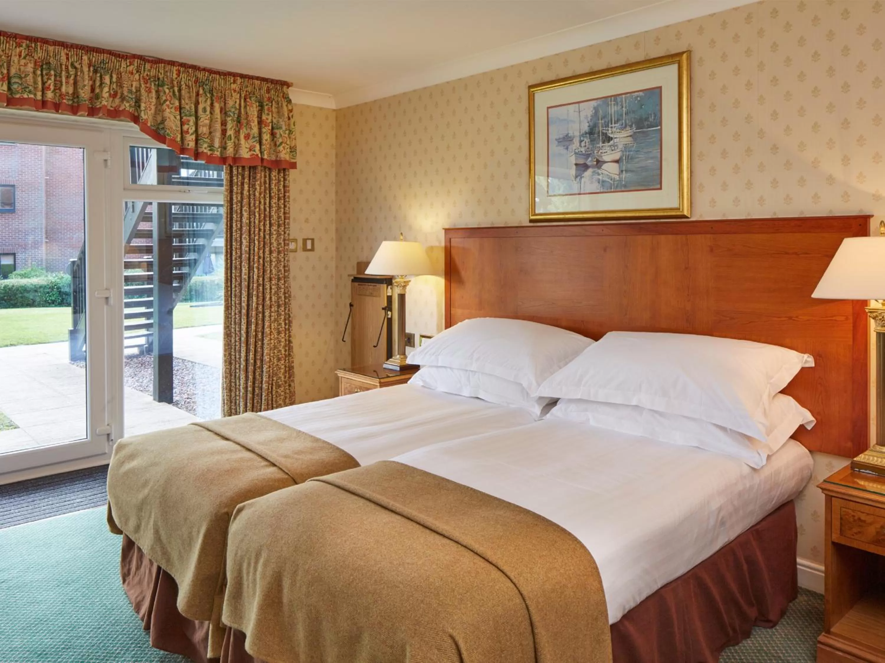 Bedroom, Bed in Elmers Court Hotel