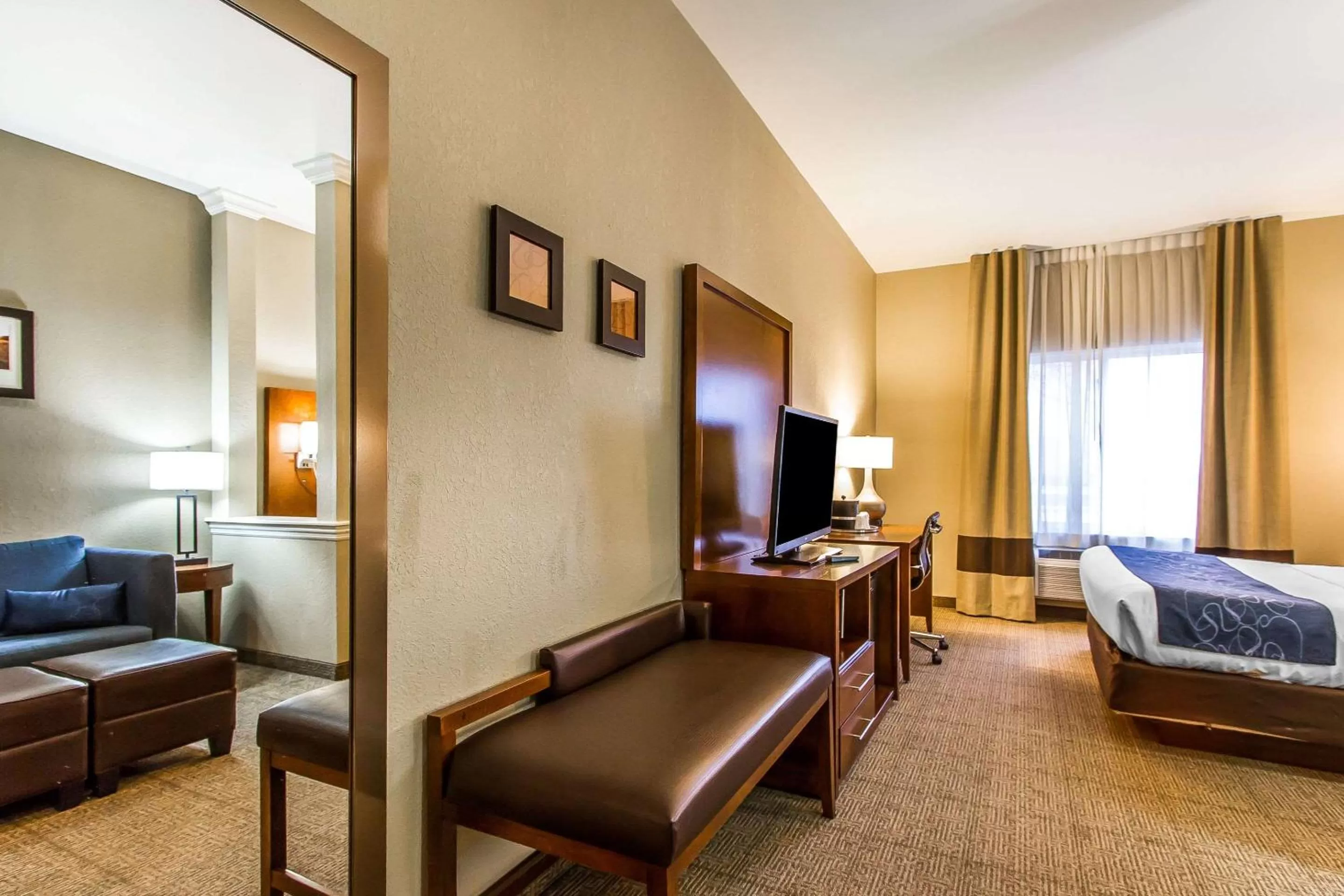 Photo of the whole room, Bed in Comfort Suites Mattoon East