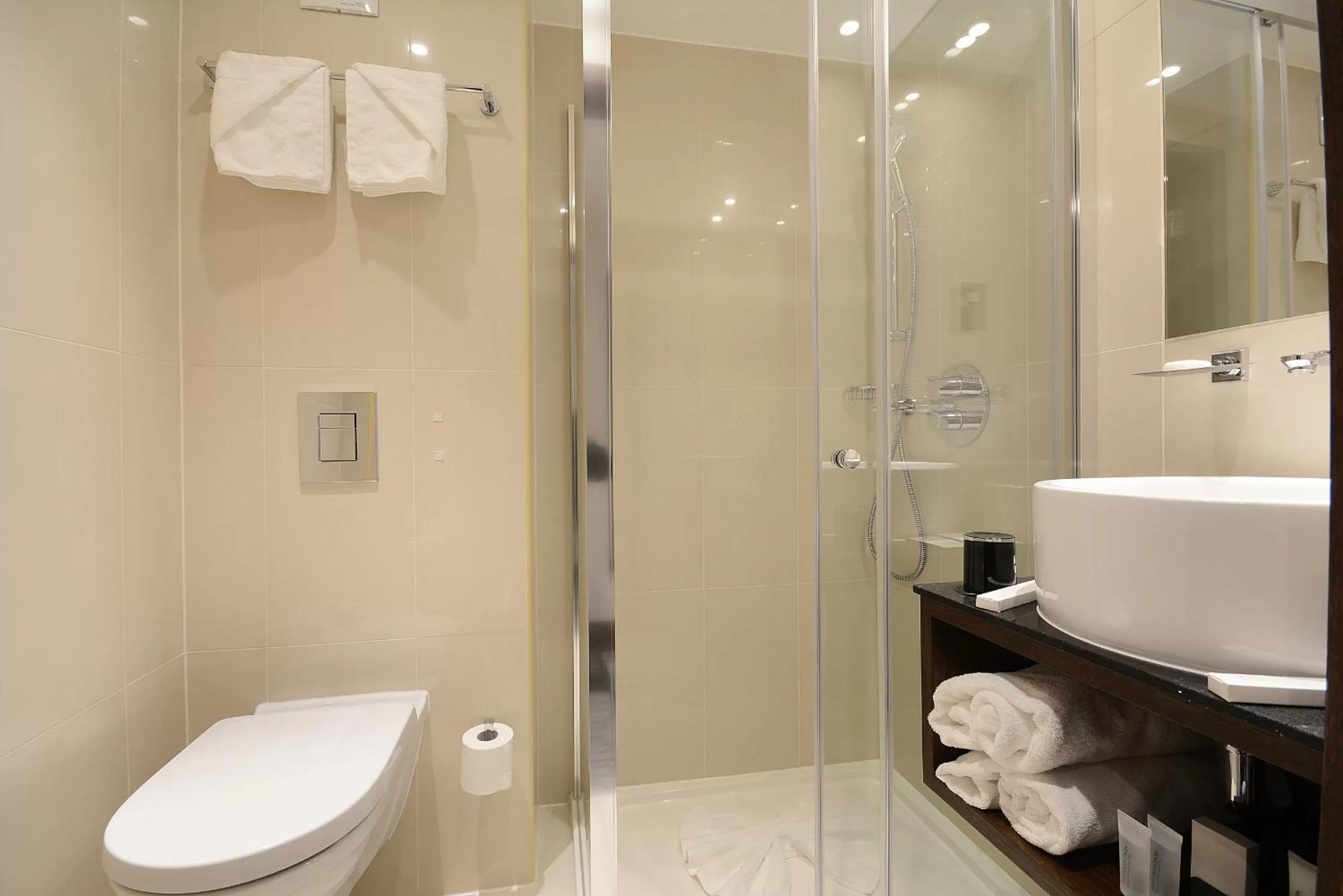 Bathroom in Park Grand Paddington Court