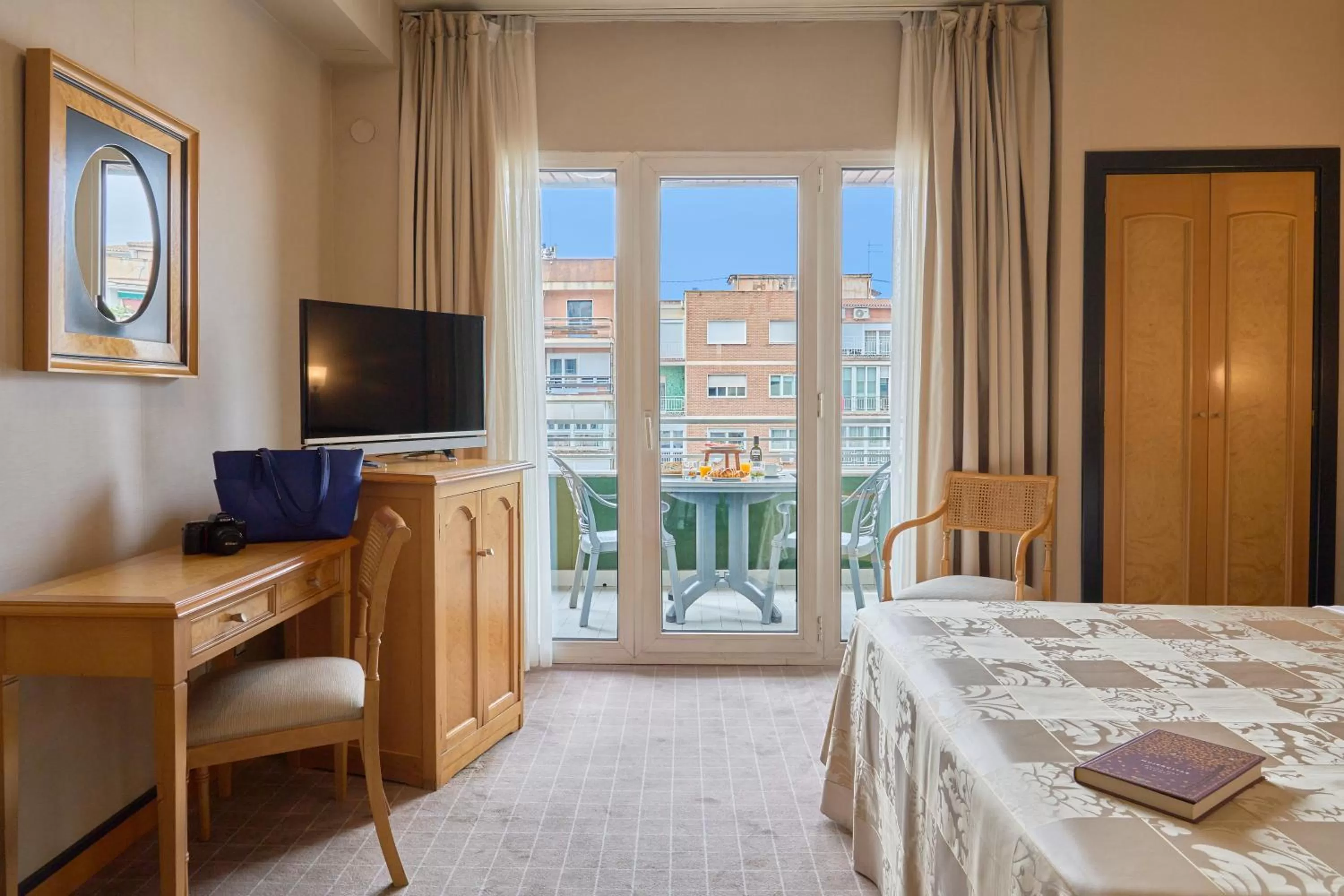 View (from property/room), Bed in Hotel Macià Cóndor